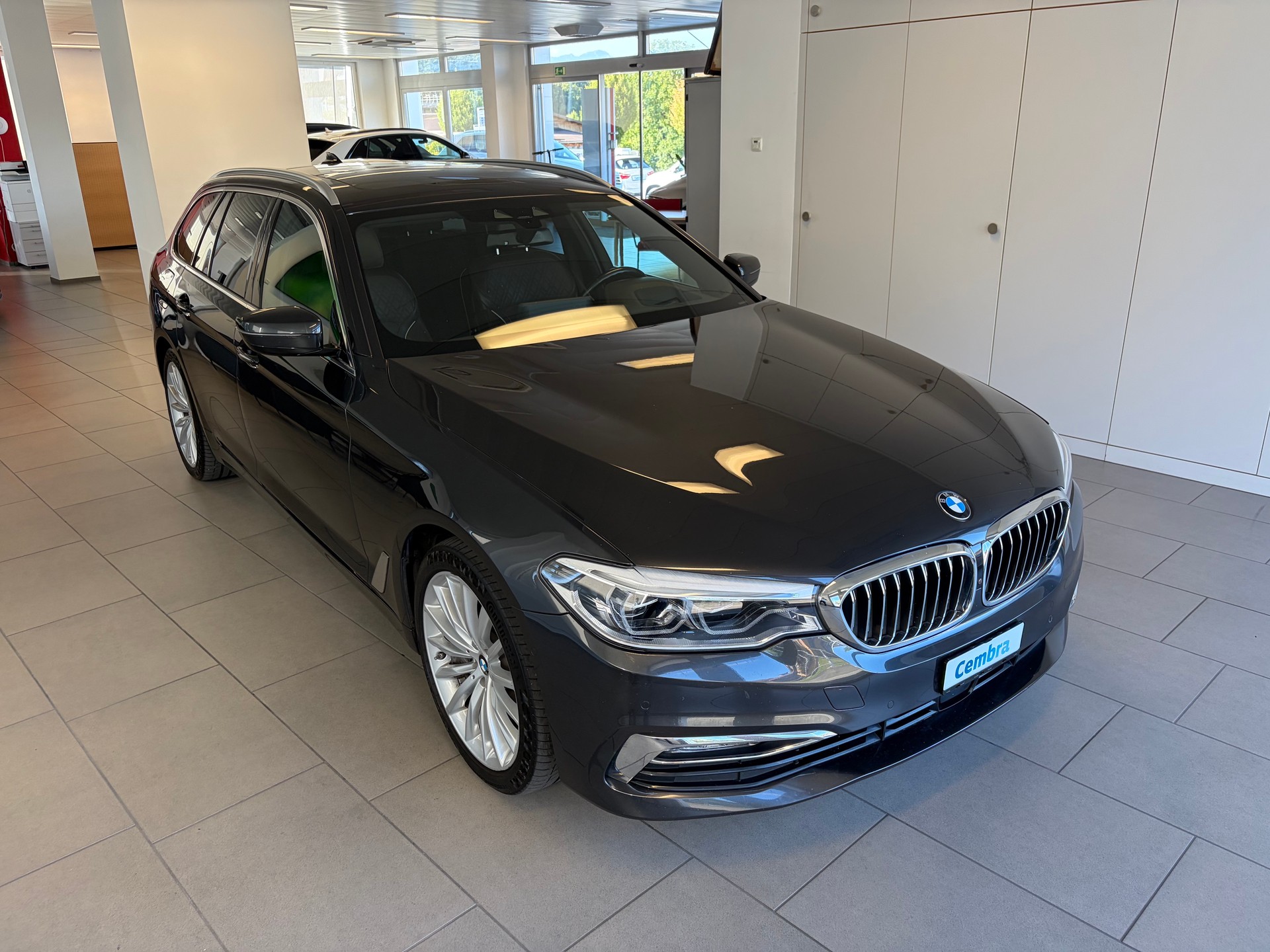 BMW 540i xDrive Touring Luxury Line Steptronic-image-1