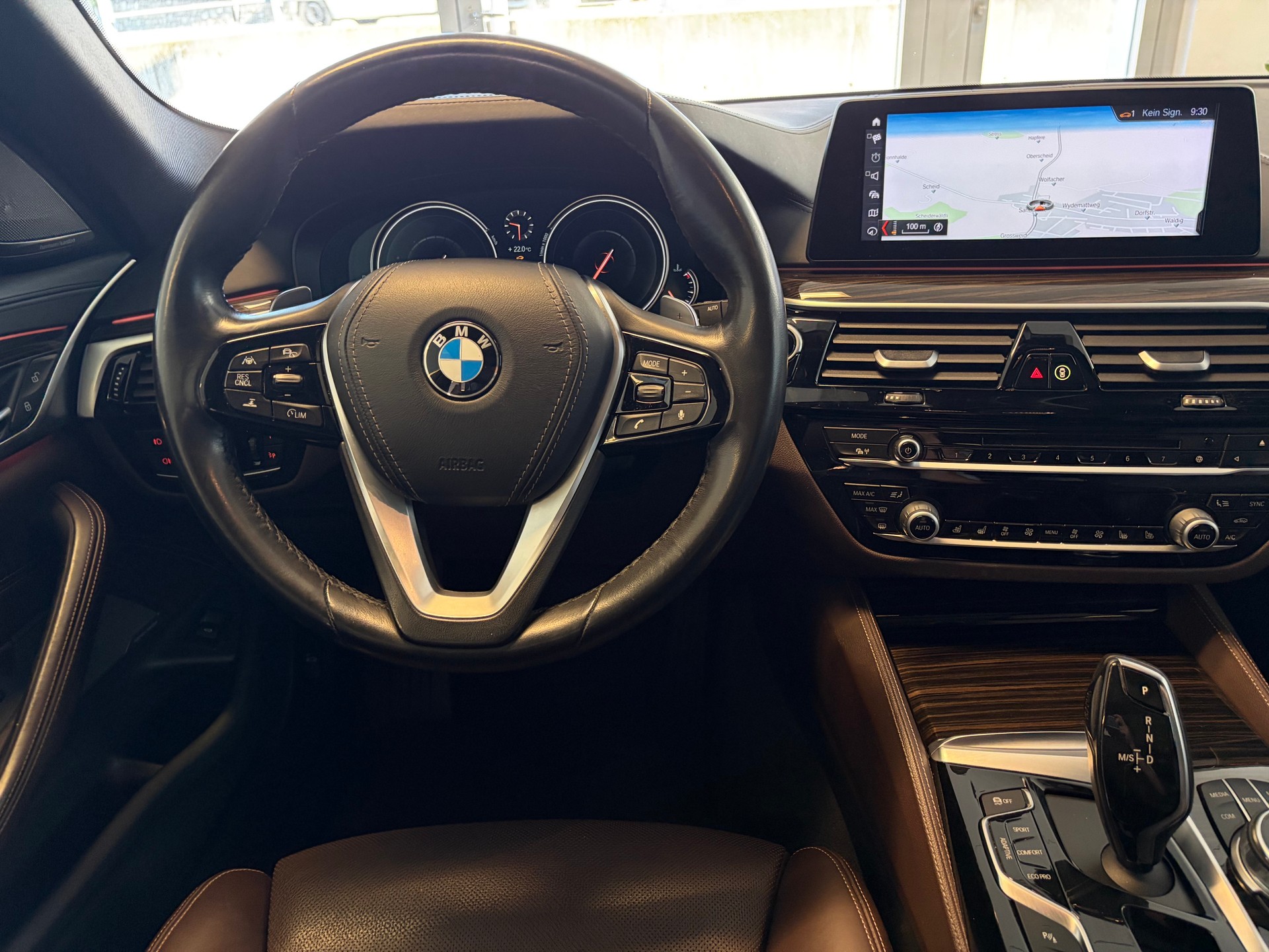 BMW 540i xDrive Touring Luxury Line Steptronic-image-12