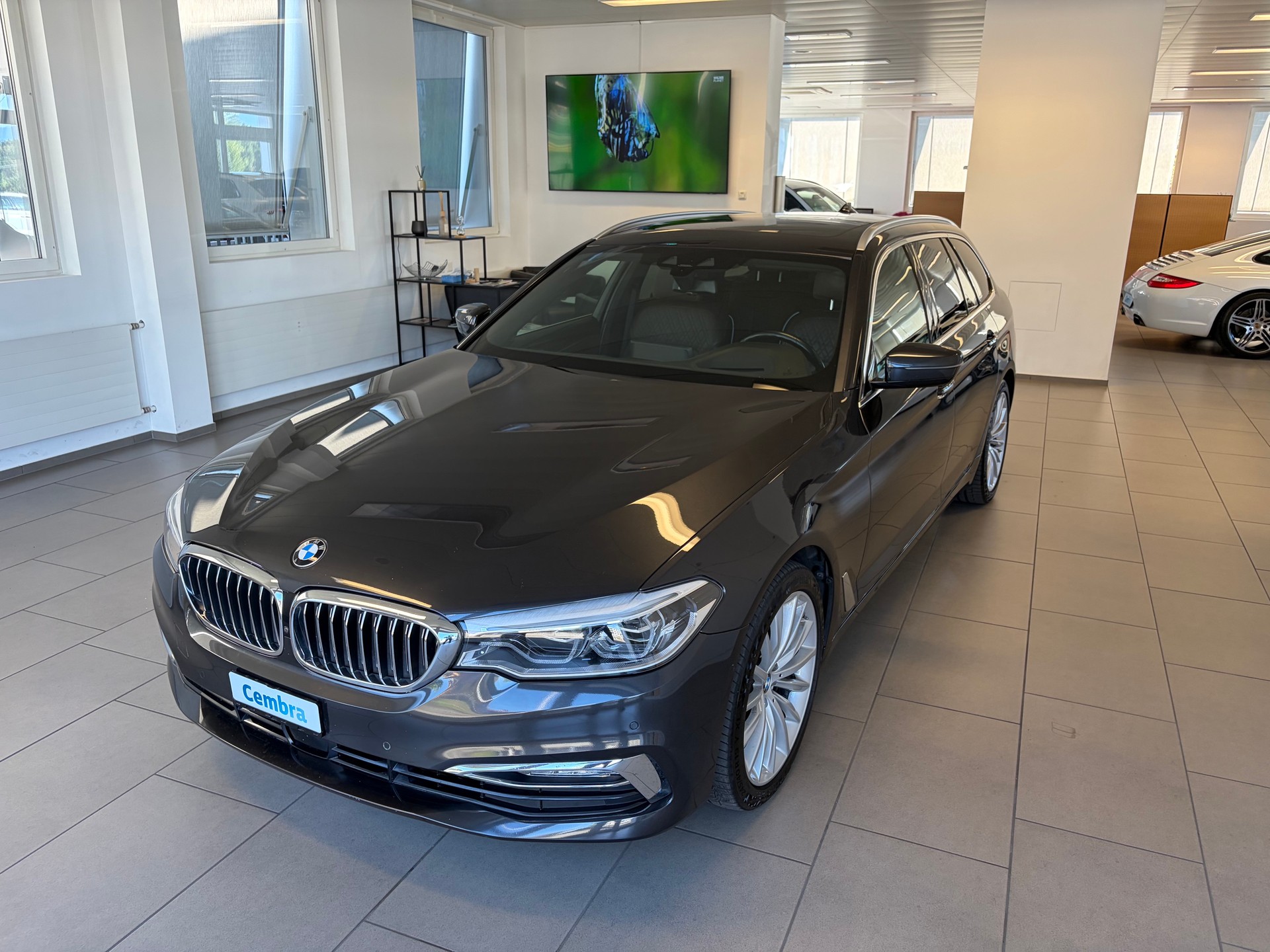 BMW 540i xDrive Touring Luxury Line Steptronic-image-0