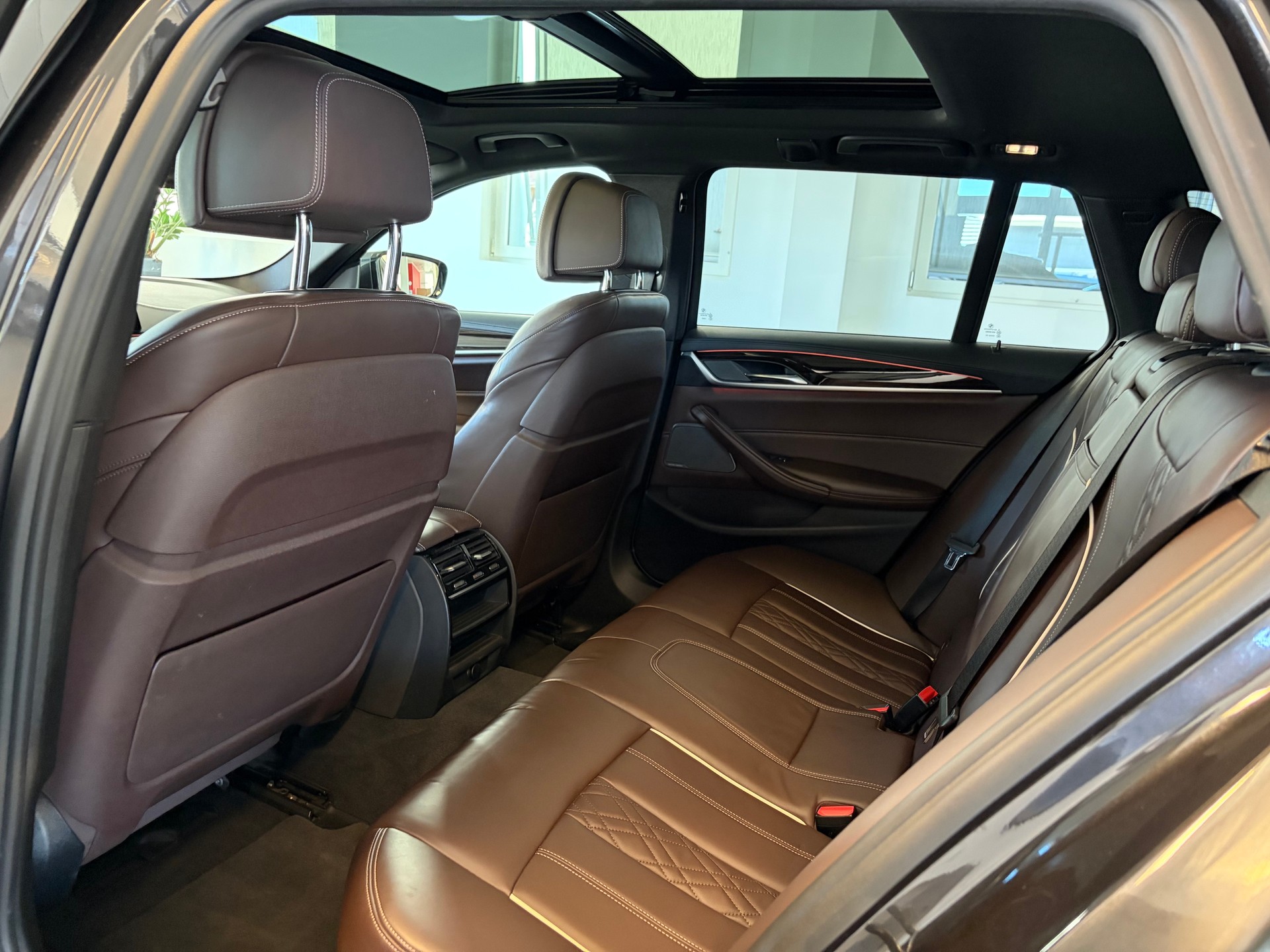 BMW 540i xDrive Touring Luxury Line Steptronic-image-15