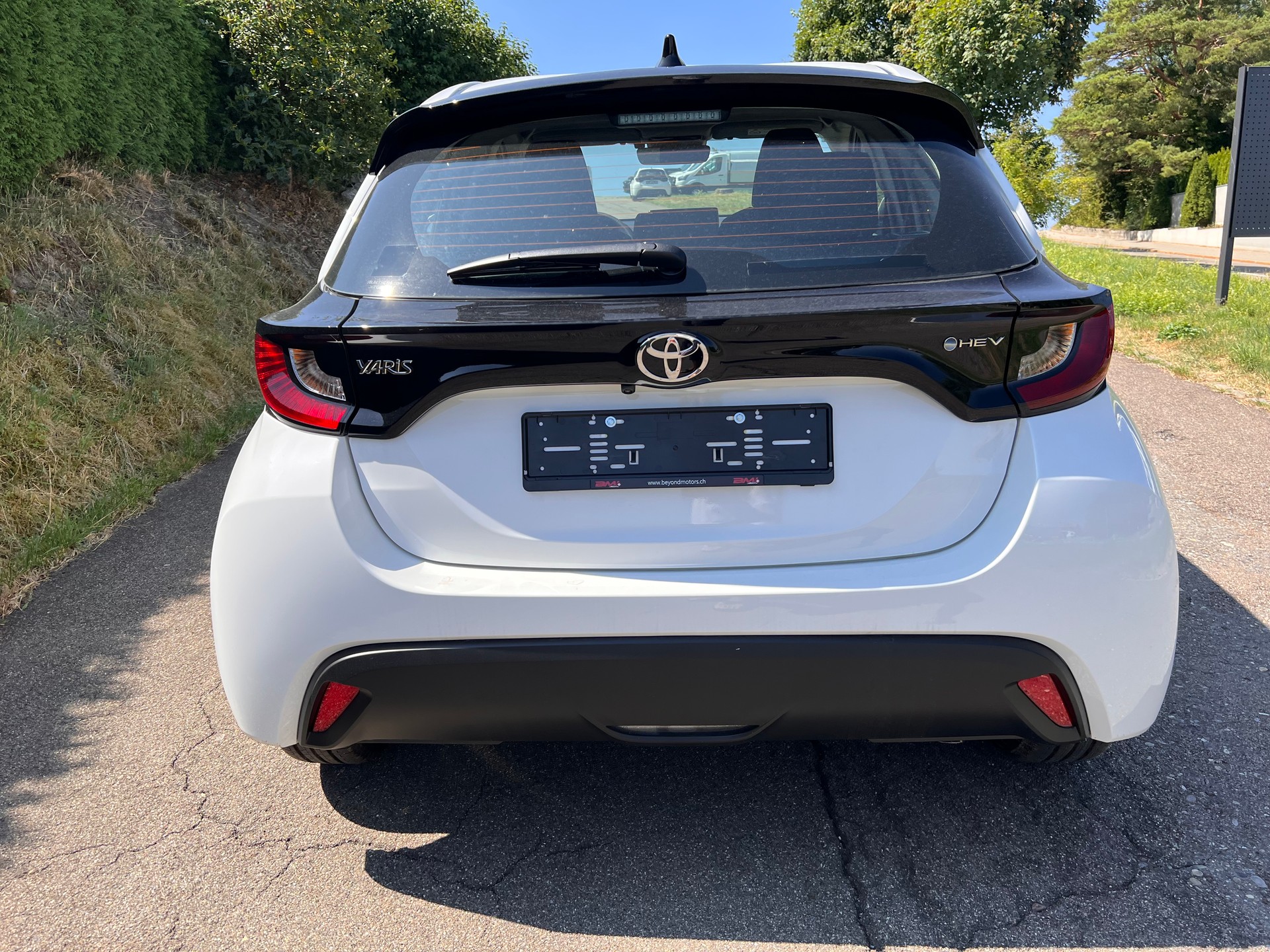 TOYOTA Yaris 1.5 Comfort e-CVT-image-5