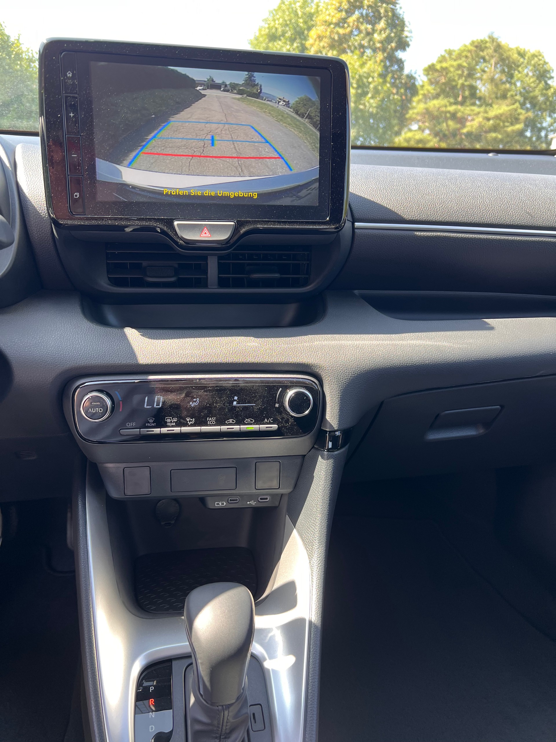 TOYOTA Yaris 1.5 Comfort e-CVT-image-12