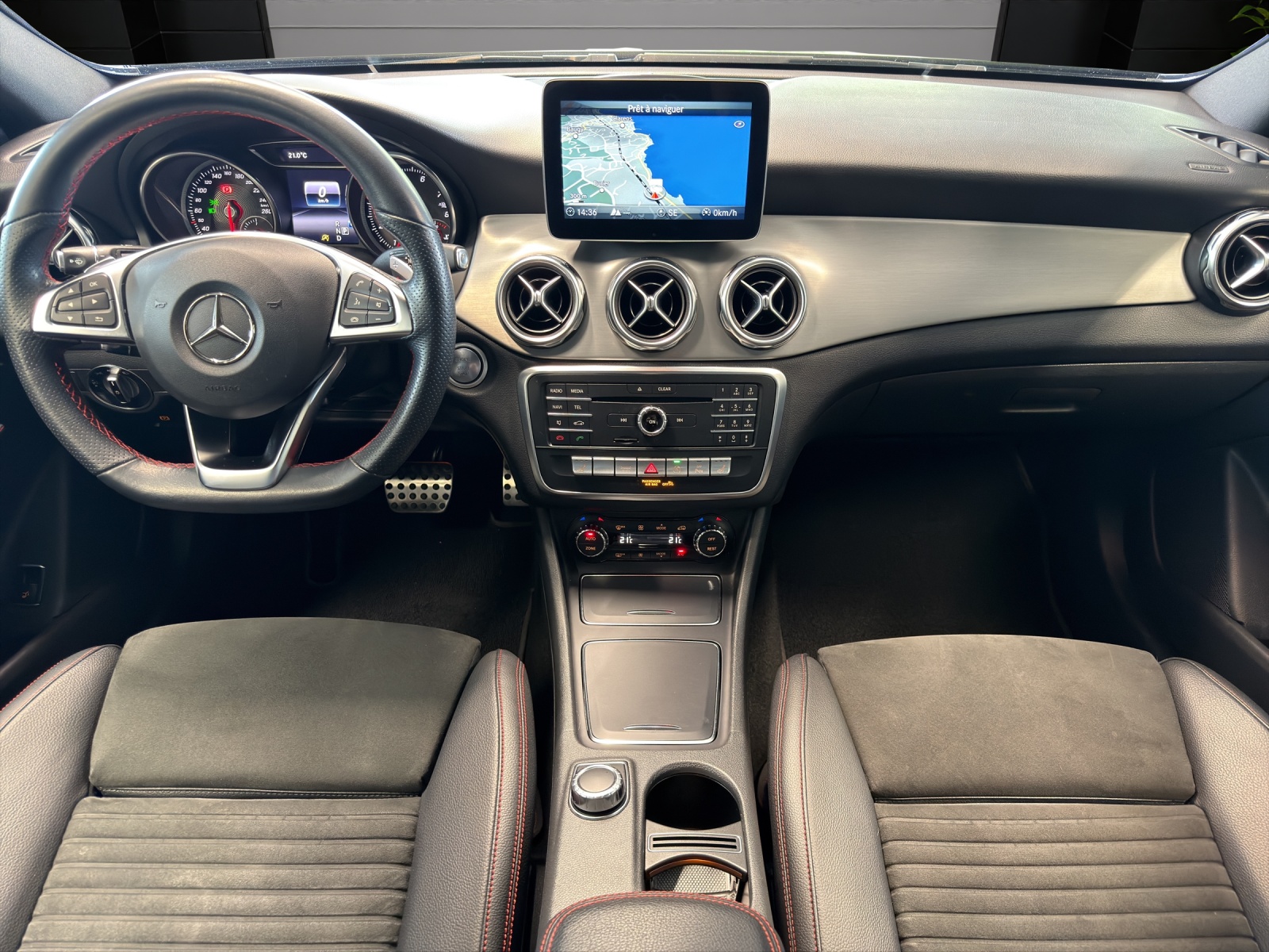 MERCEDES-BENZ GLA 200 AMG Line 7G-DCT-image-9