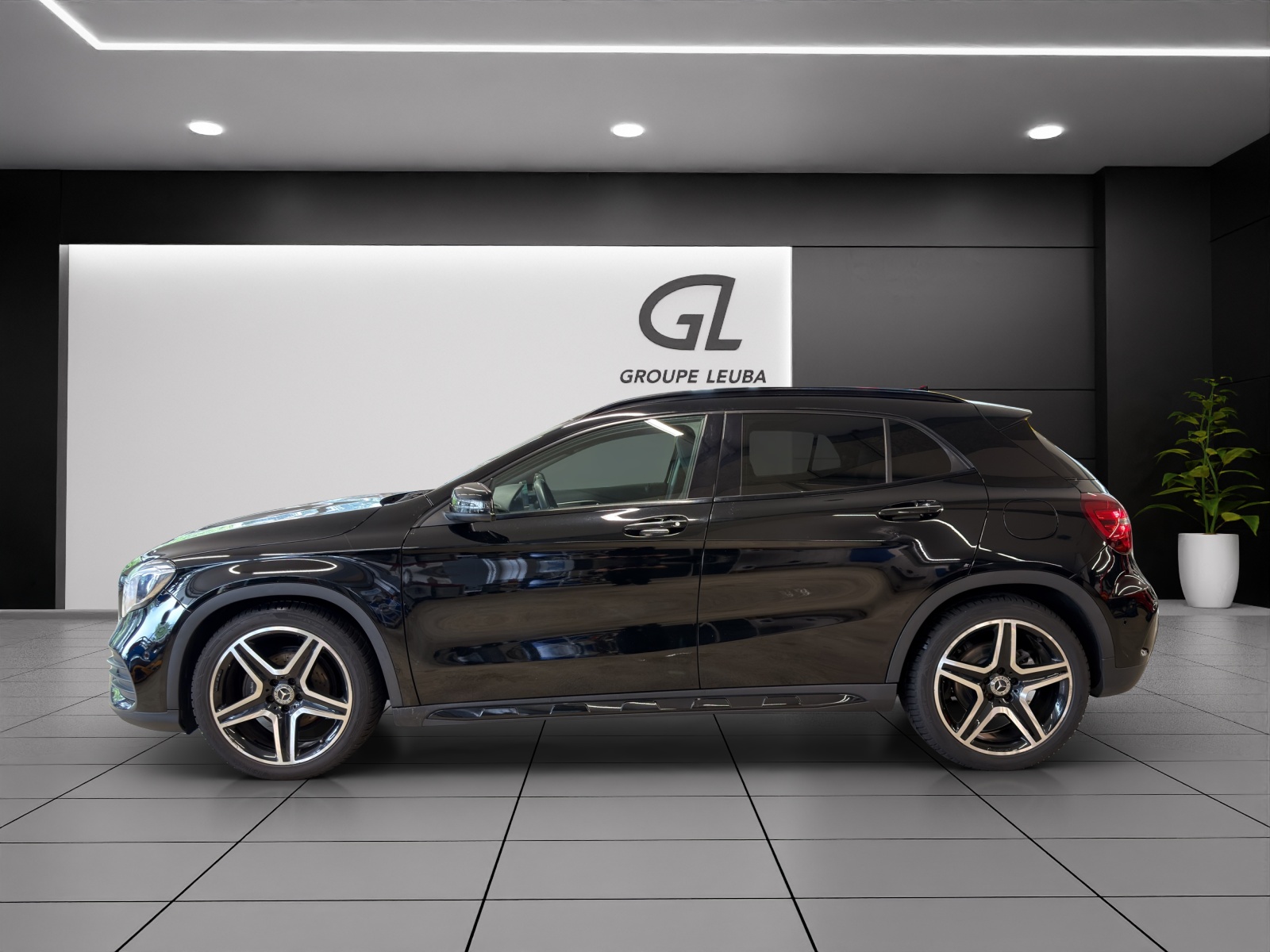 MERCEDES-BENZ GLA 200 AMG Line 7G-DCT-image-2