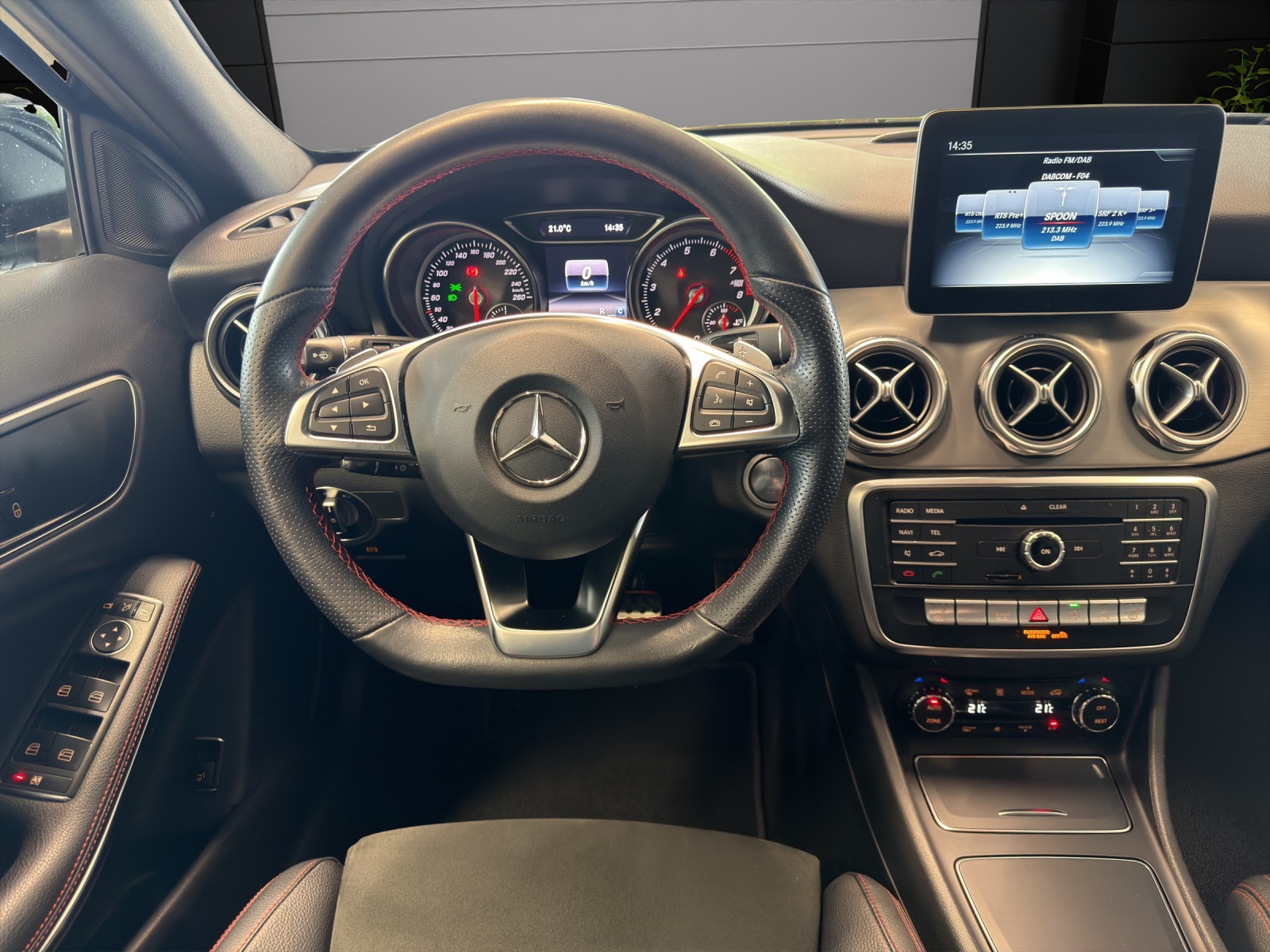 MERCEDES-BENZ GLA 200 AMG Line 7G-DCT-image-8