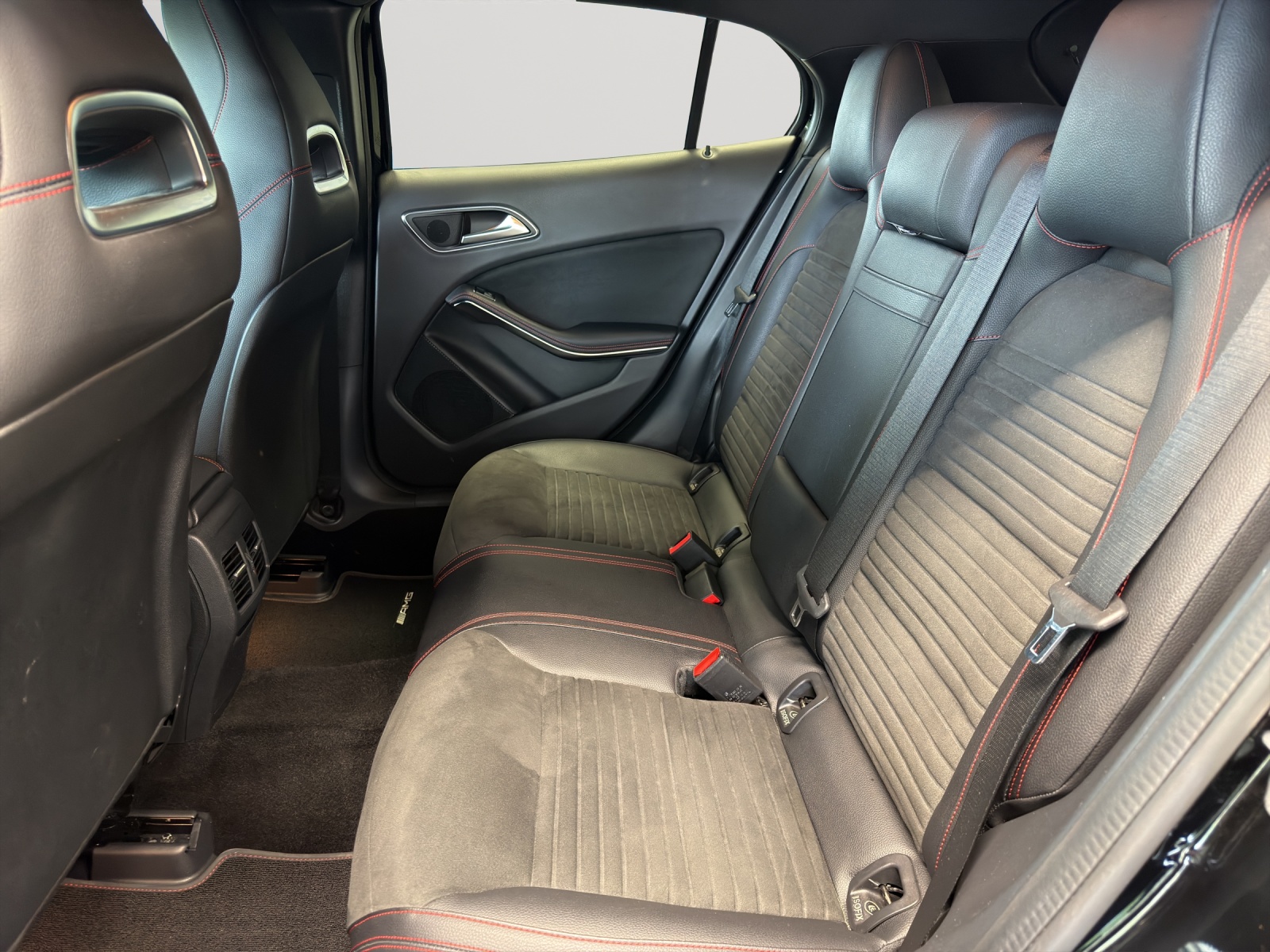 MERCEDES-BENZ GLA 200 AMG Line 7G-DCT-image-13
