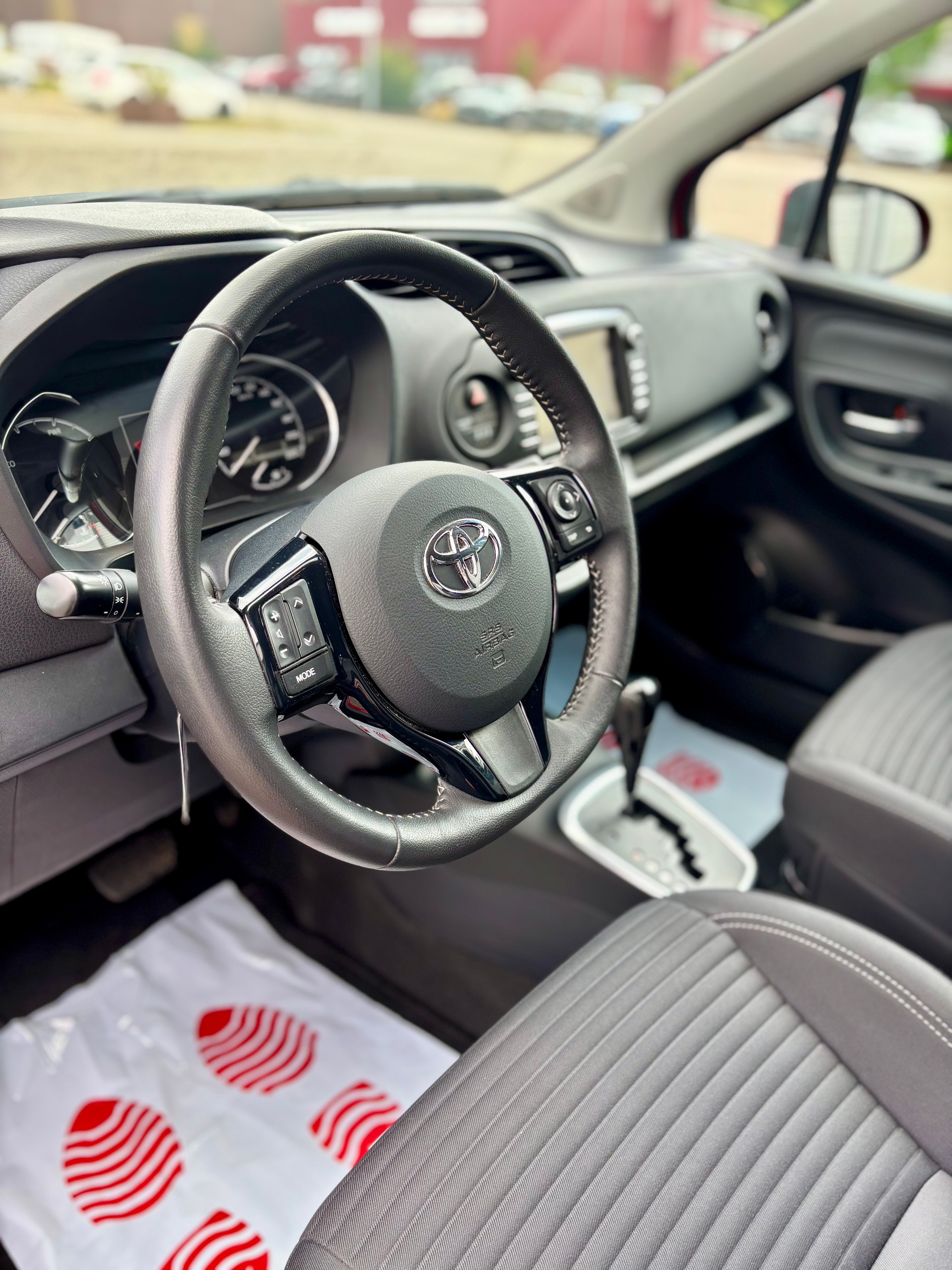 TOYOTA Yaris 1.5 VVT-i Hybrid Premium e-CVT-image-10