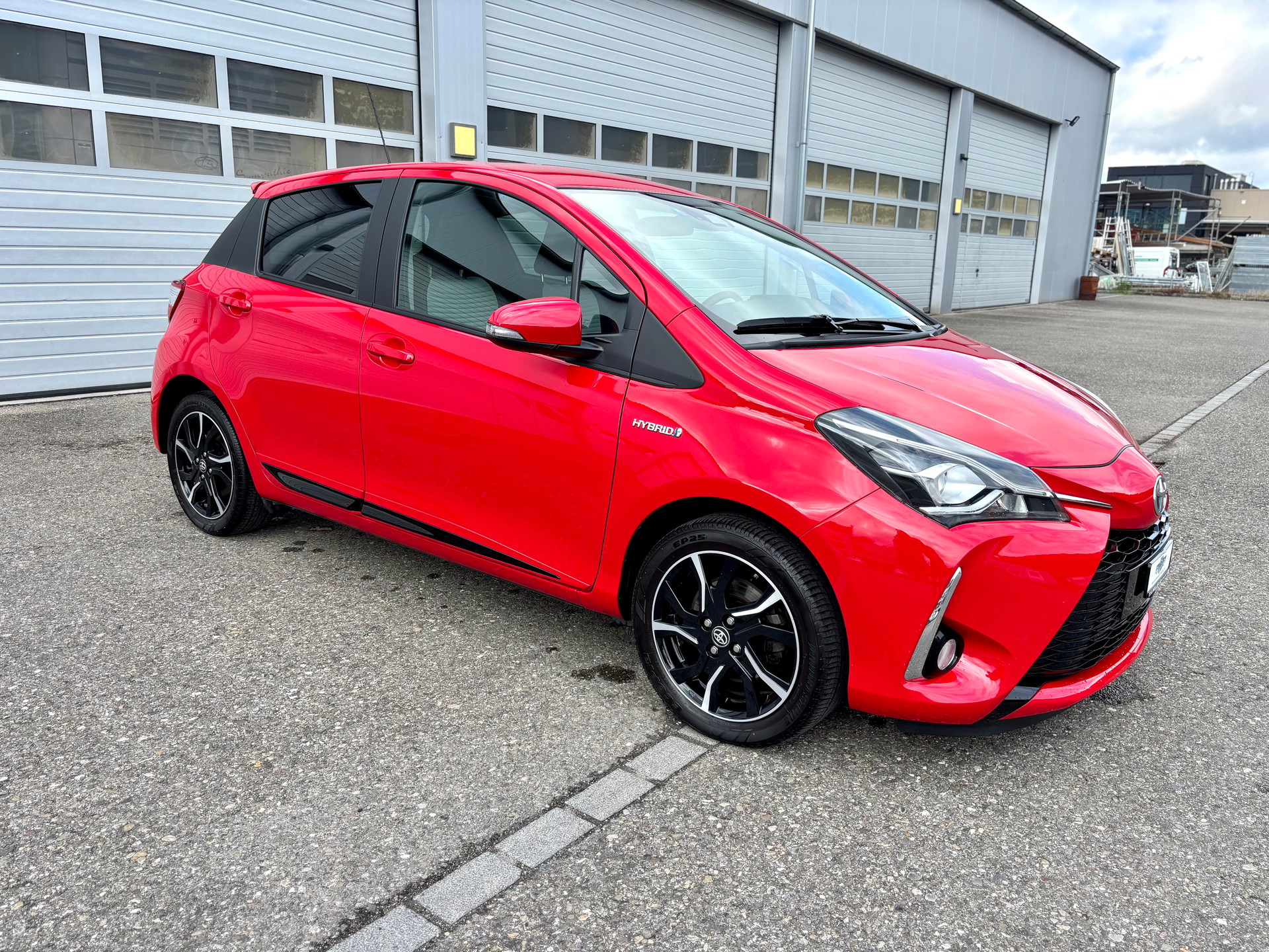 TOYOTA Yaris 1.5 VVT-i Hybrid Premium e-CVT-image-2