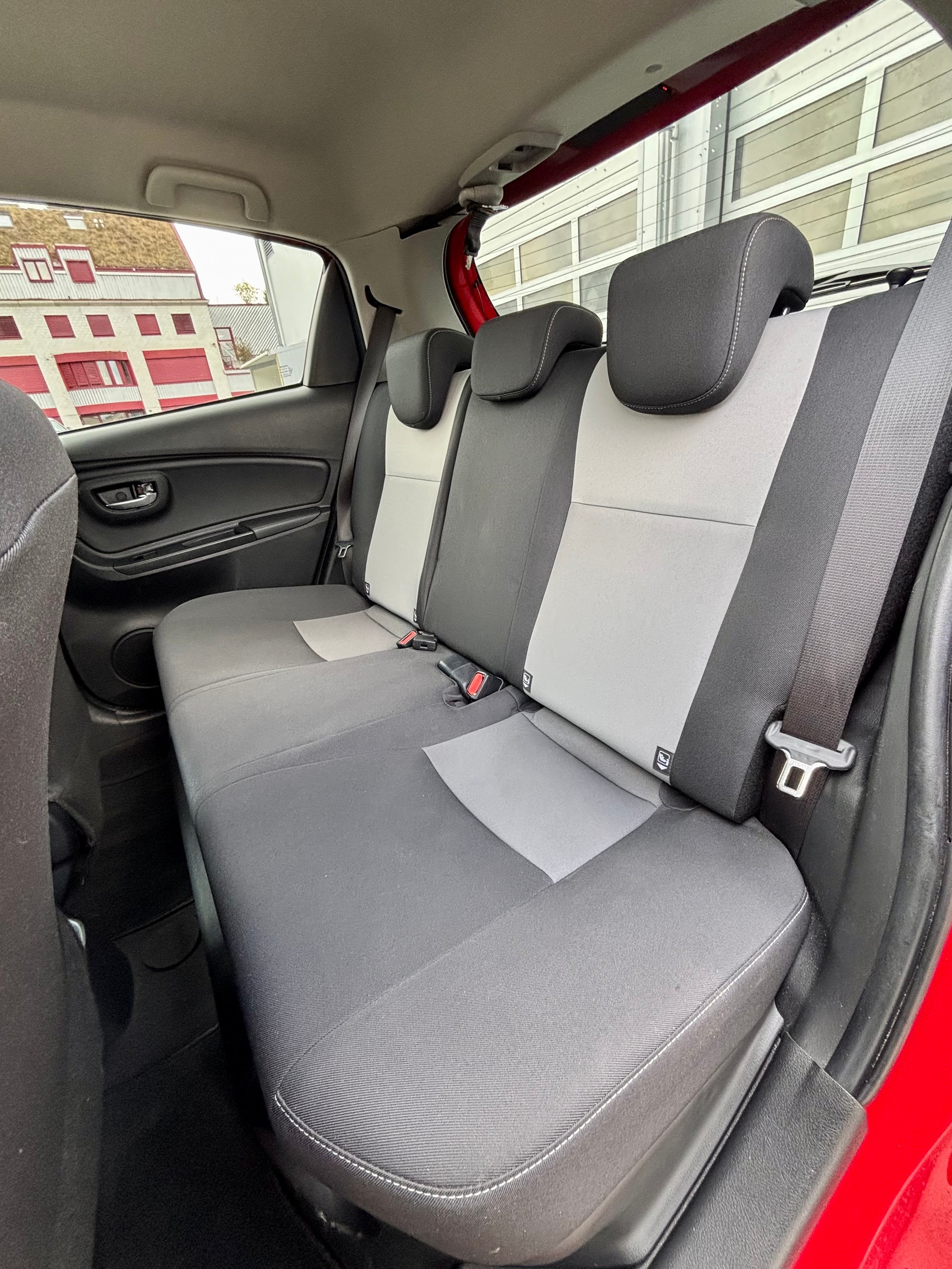 TOYOTA Yaris 1.5 VVT-i Hybrid Premium e-CVT-image-12