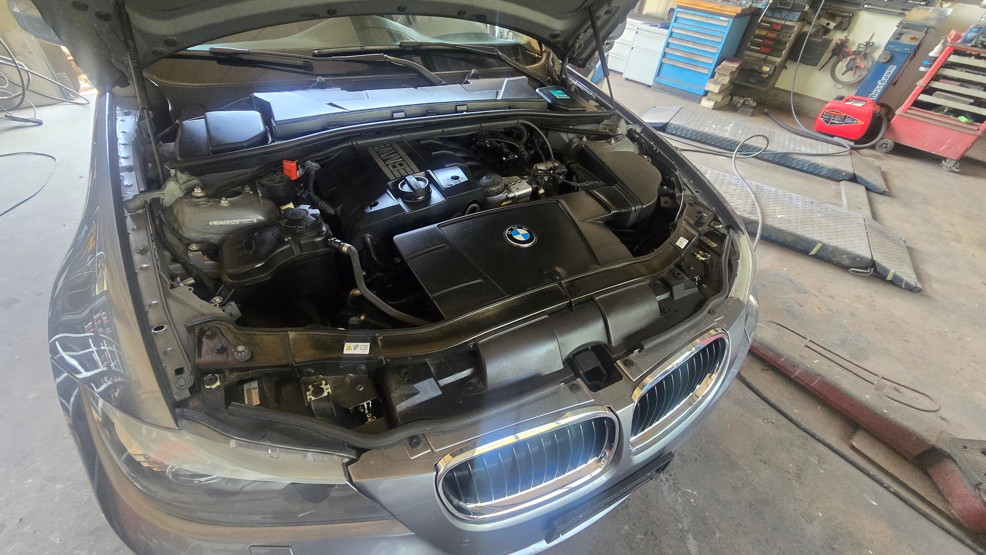 BMW 320i Touring Dynamic Edition Steptronic-image-6