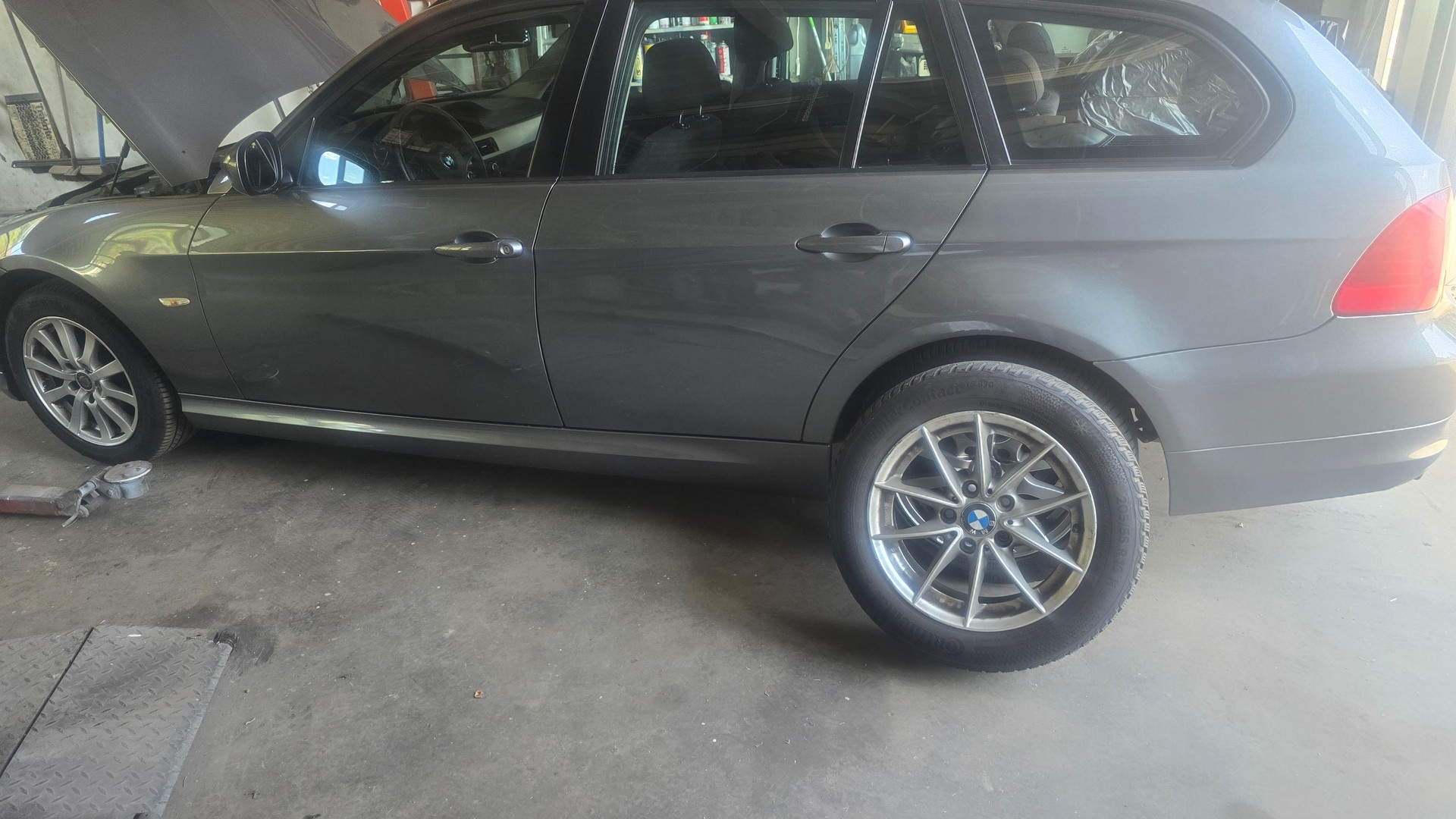 BMW 320i Touring Dynamic Edition Steptronic-image-10