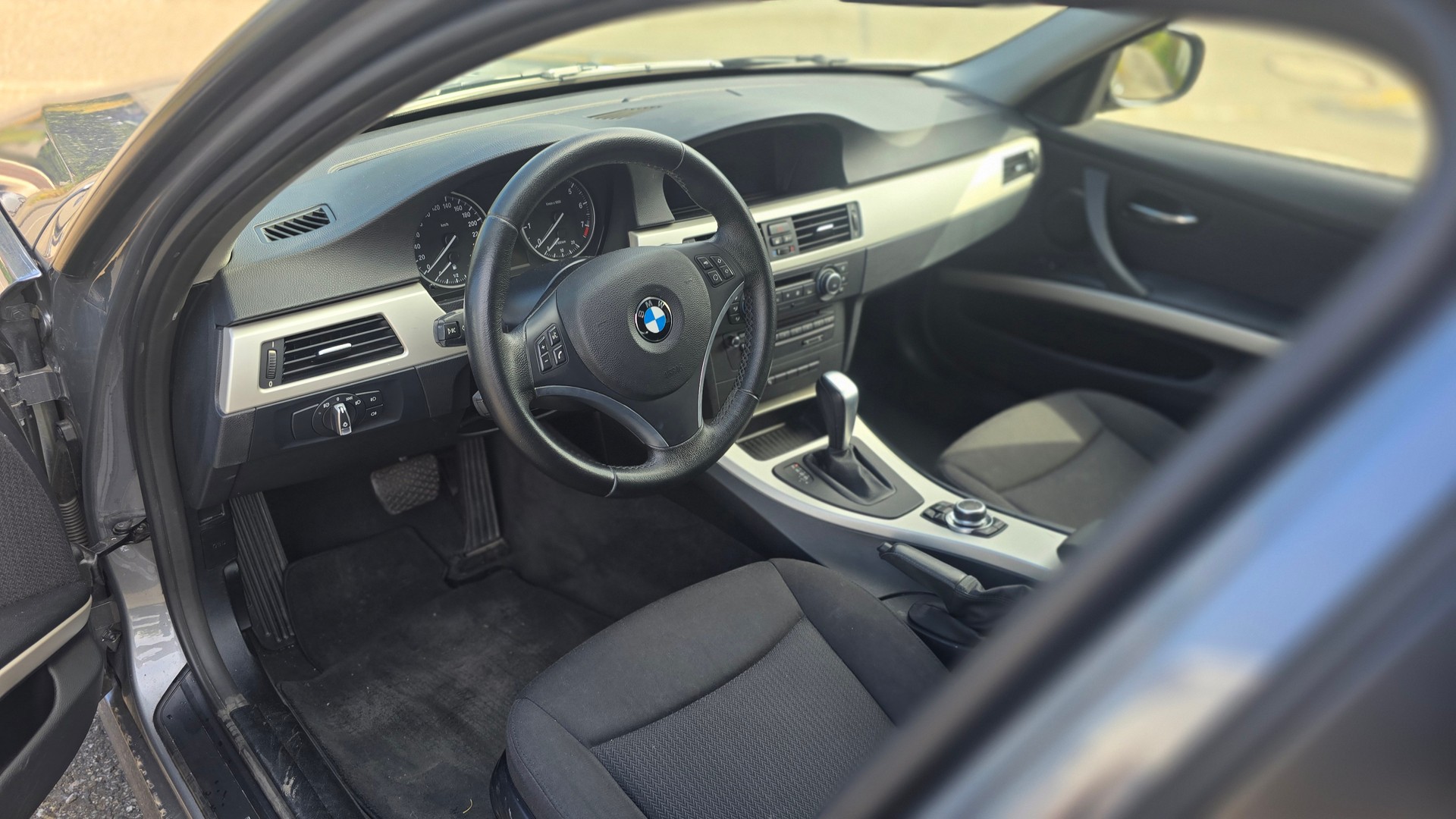 BMW 320i Touring Dynamic Edition Steptronic-image-3