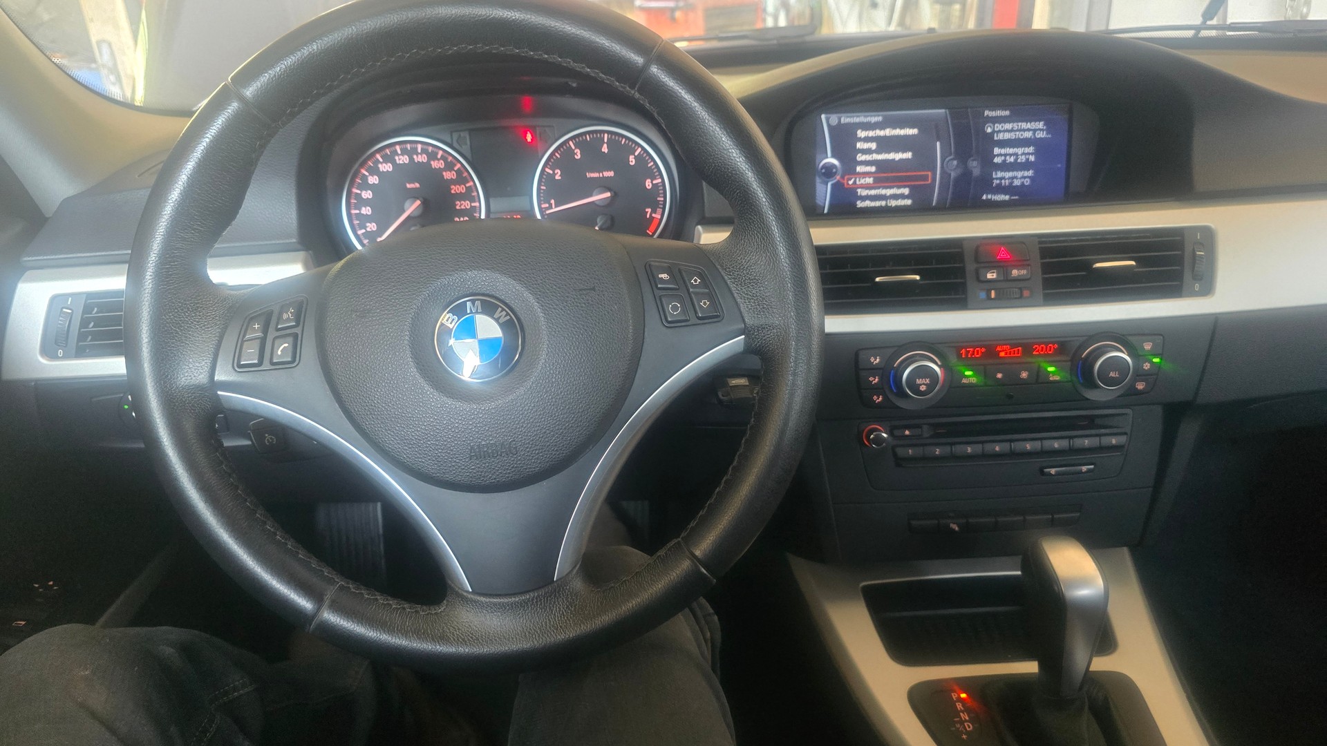 BMW 320i Touring Dynamic Edition Steptronic-image-4