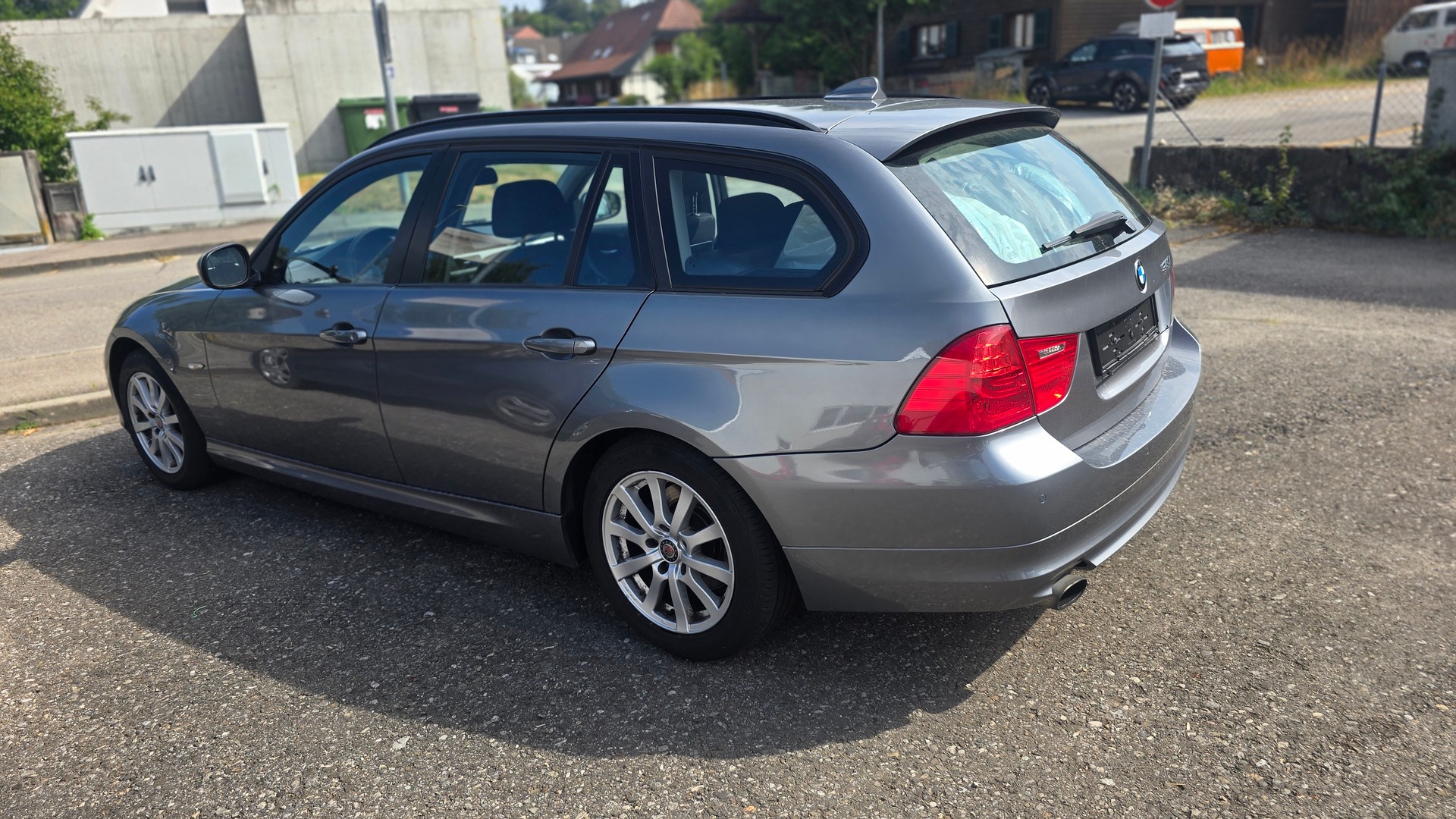 BMW 320i Touring Dynamic Edition Steptronic-image-12