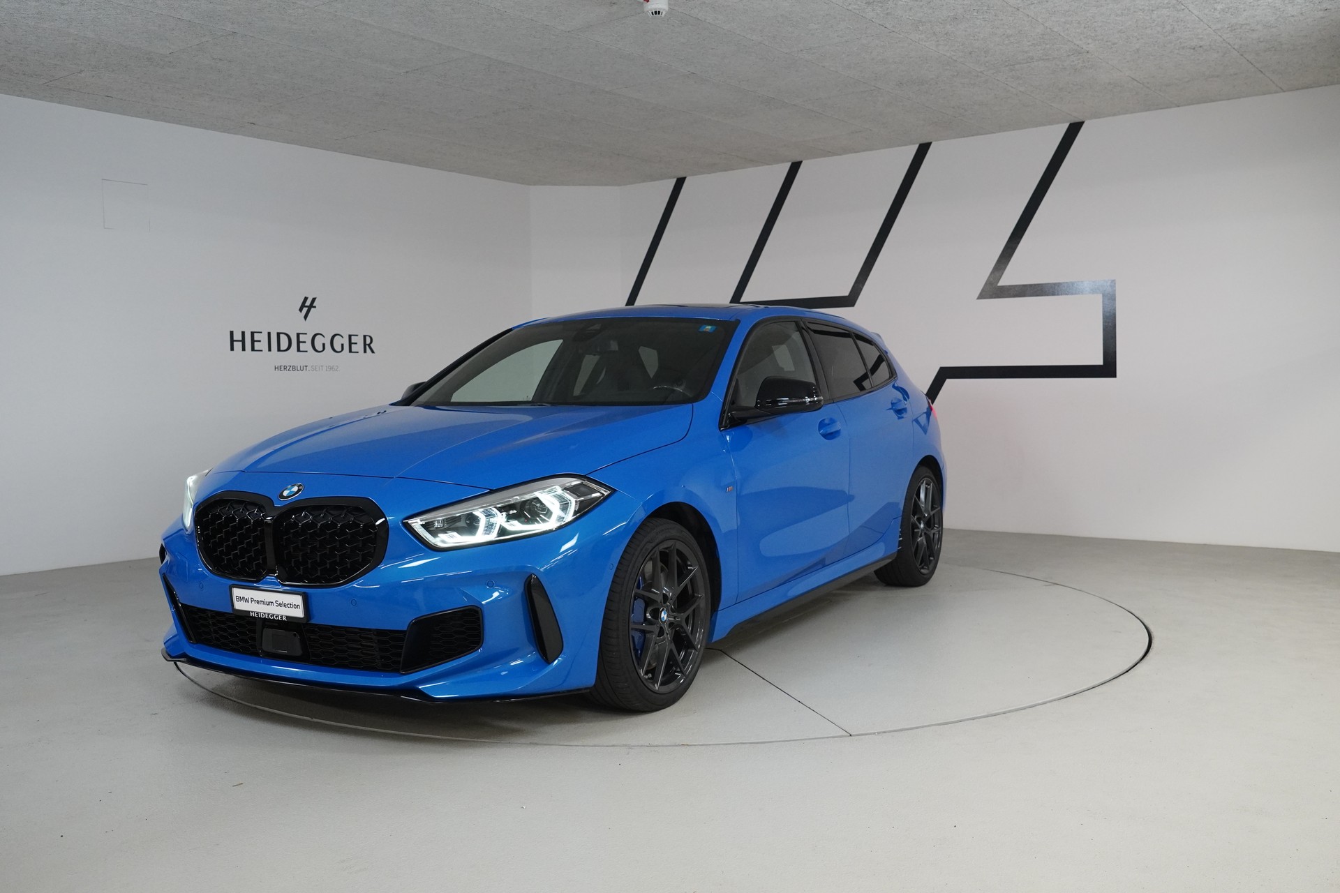 BMW M135i xDrive Steptronic-image-0