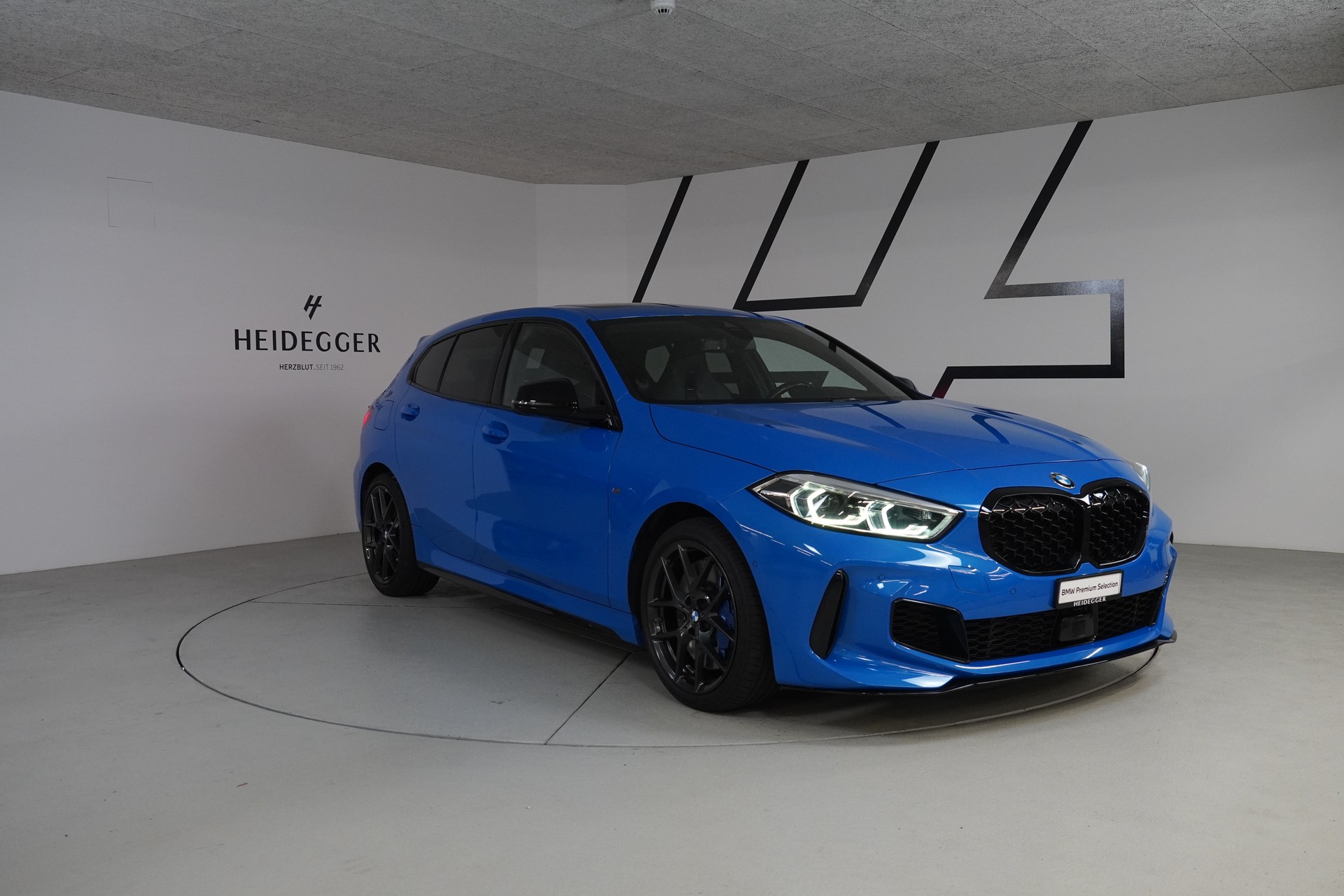 BMW M135i xDrive Steptronic-image-2