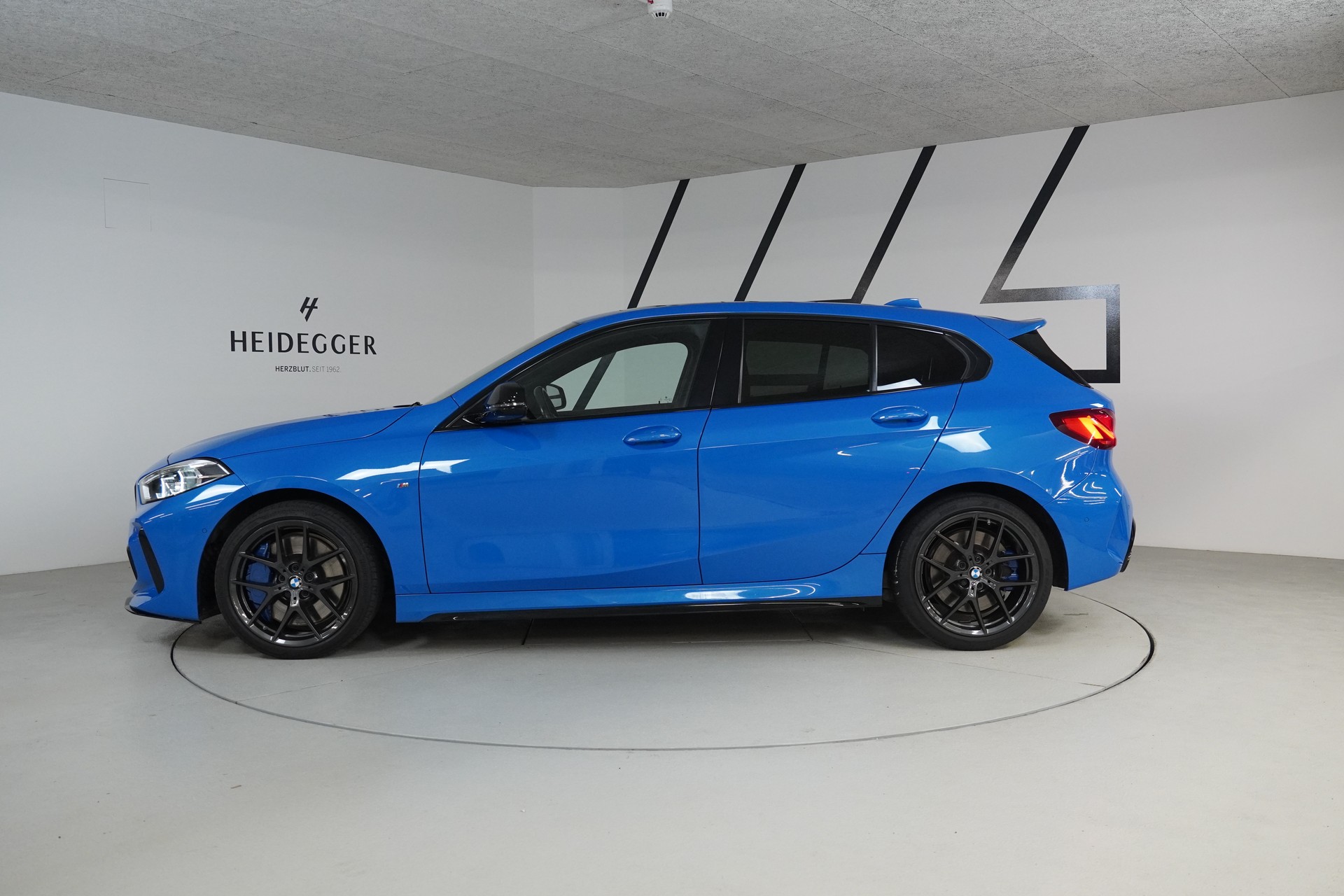 BMW M135i xDrive Steptronic-image-3