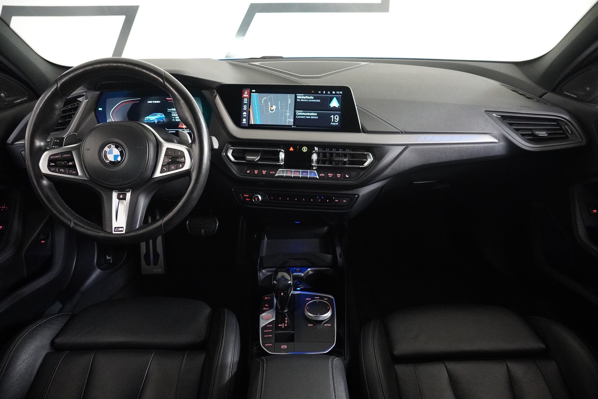 BMW M135i xDrive Steptronic-image-17