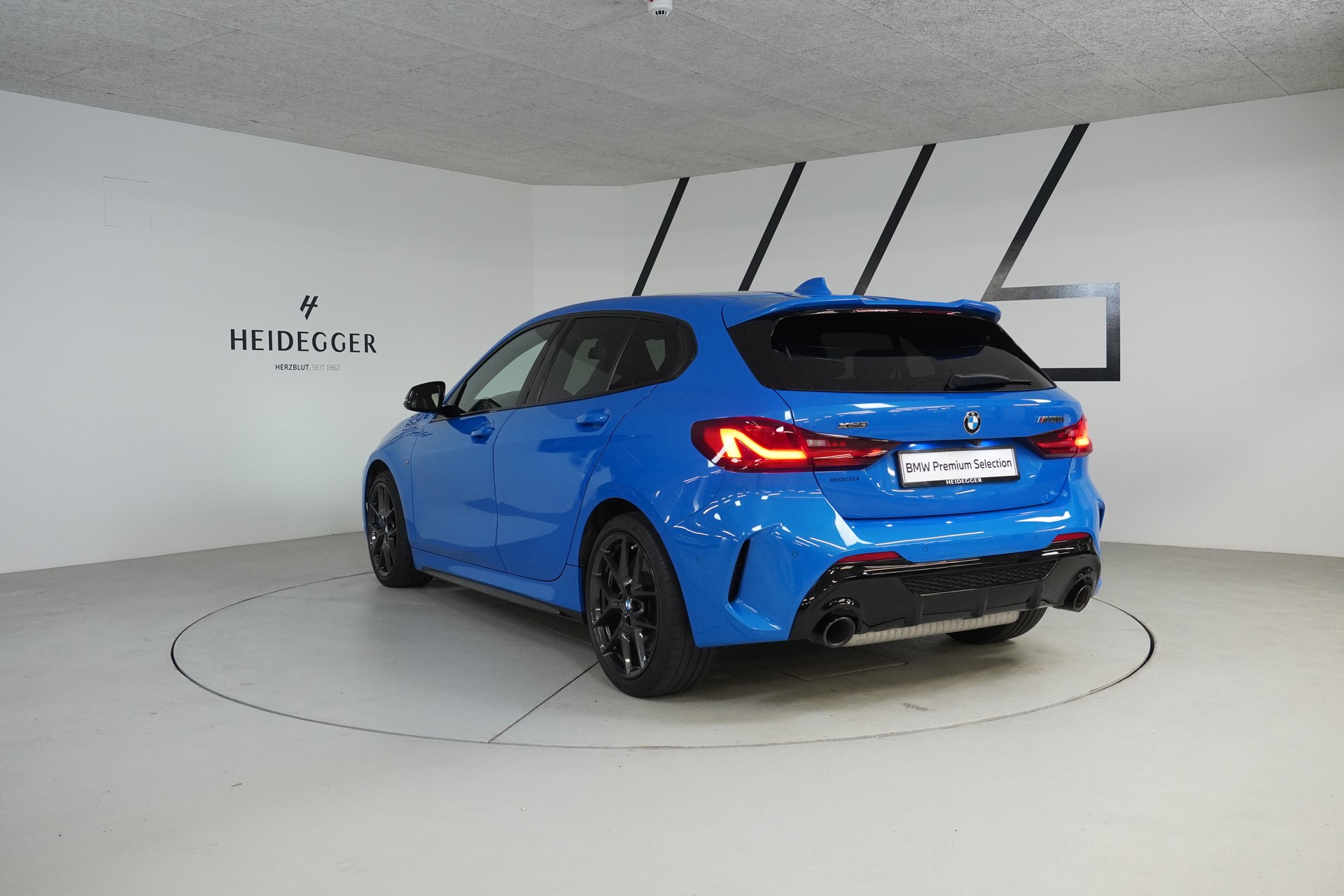 BMW M135i xDrive Steptronic-image-4