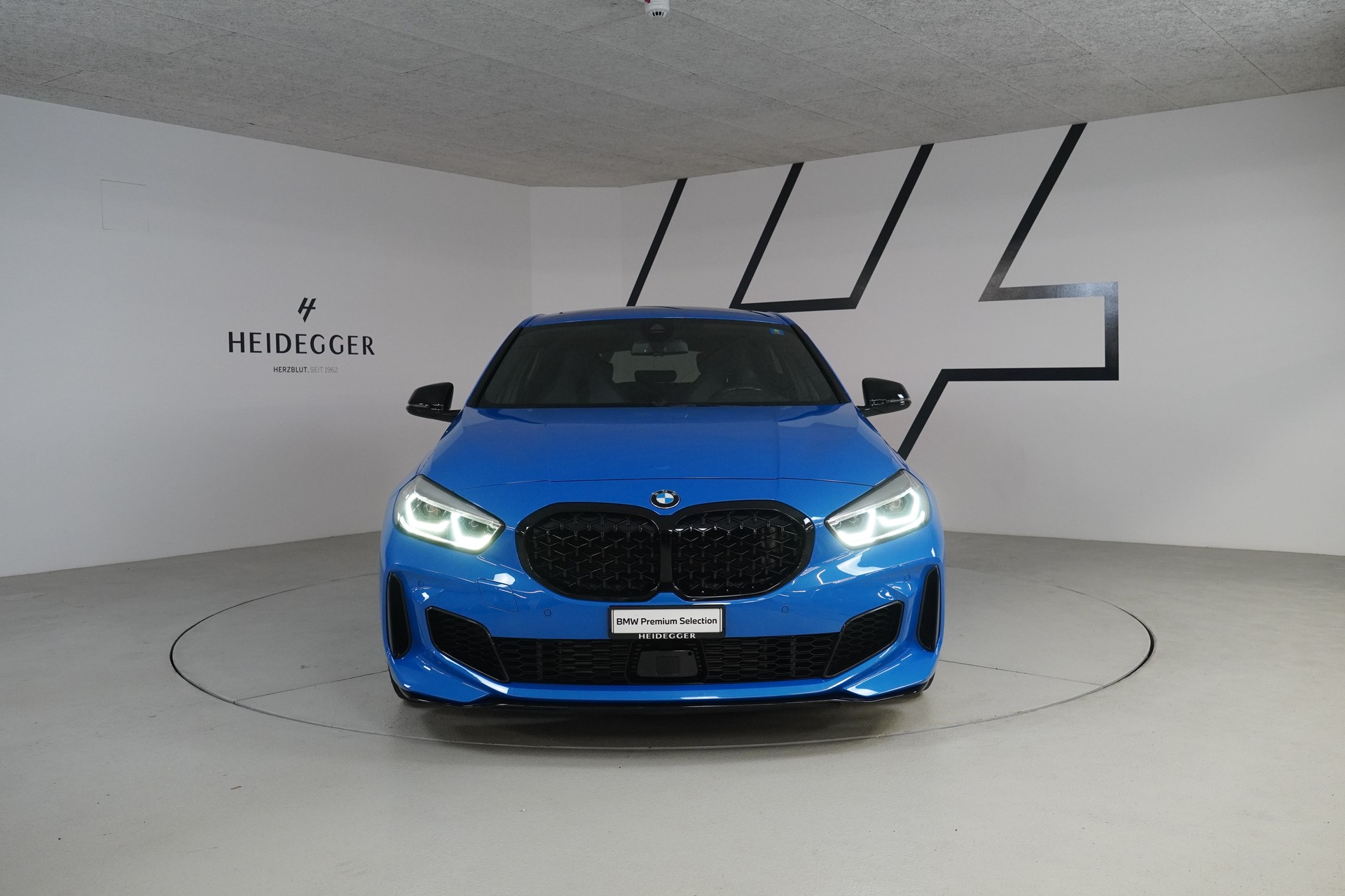 BMW M135i xDrive Steptronic-image-1