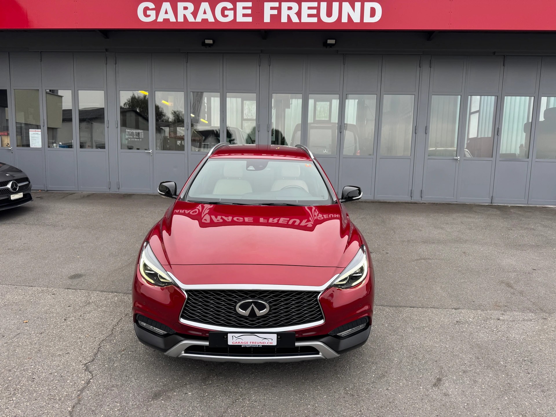 INFINITI QX30 2.0t Luxe Tech AWD DCT AWD-image-4