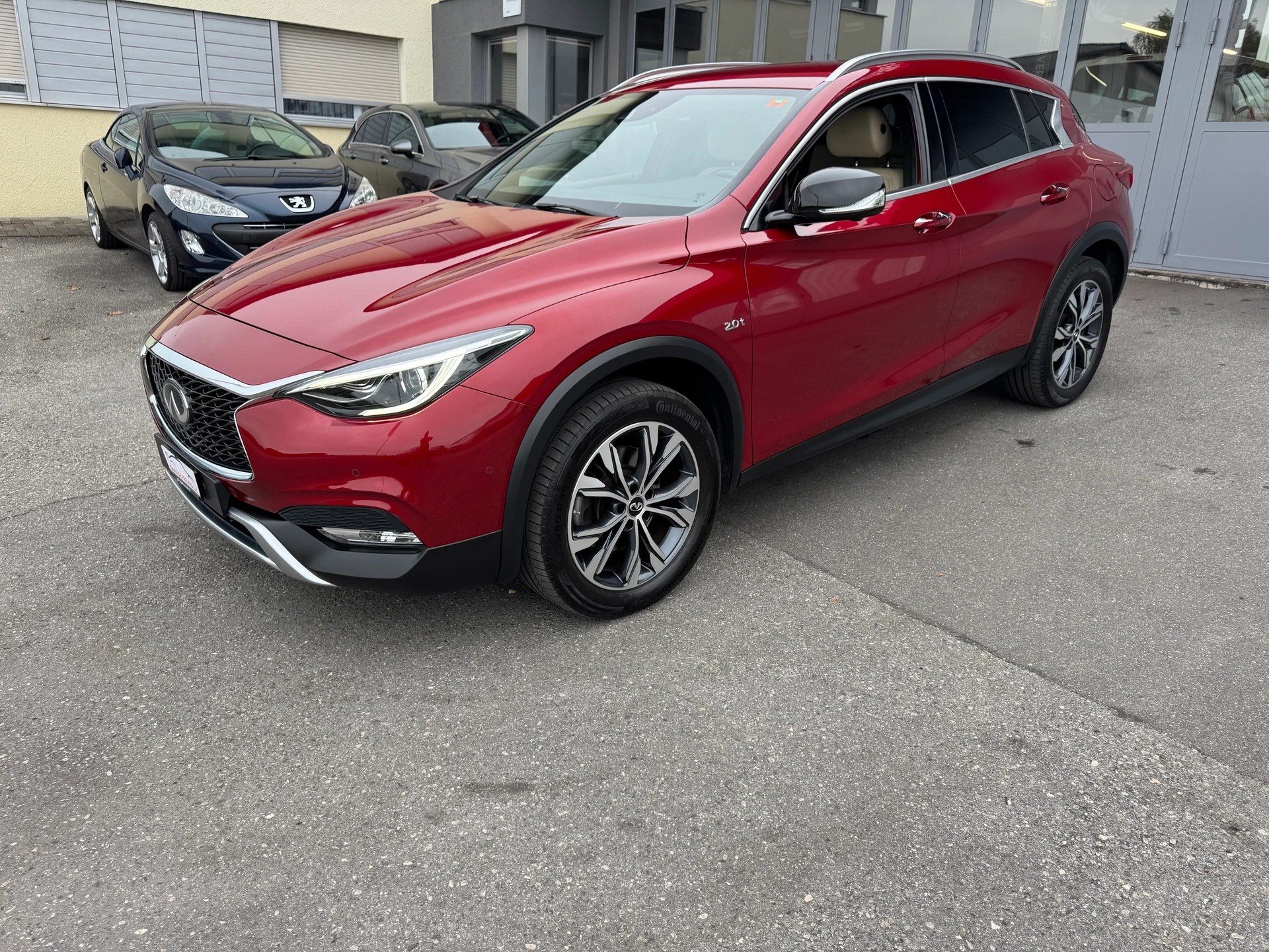 INFINITI QX30 2.0t Luxe Tech AWD DCT AWD-image-5