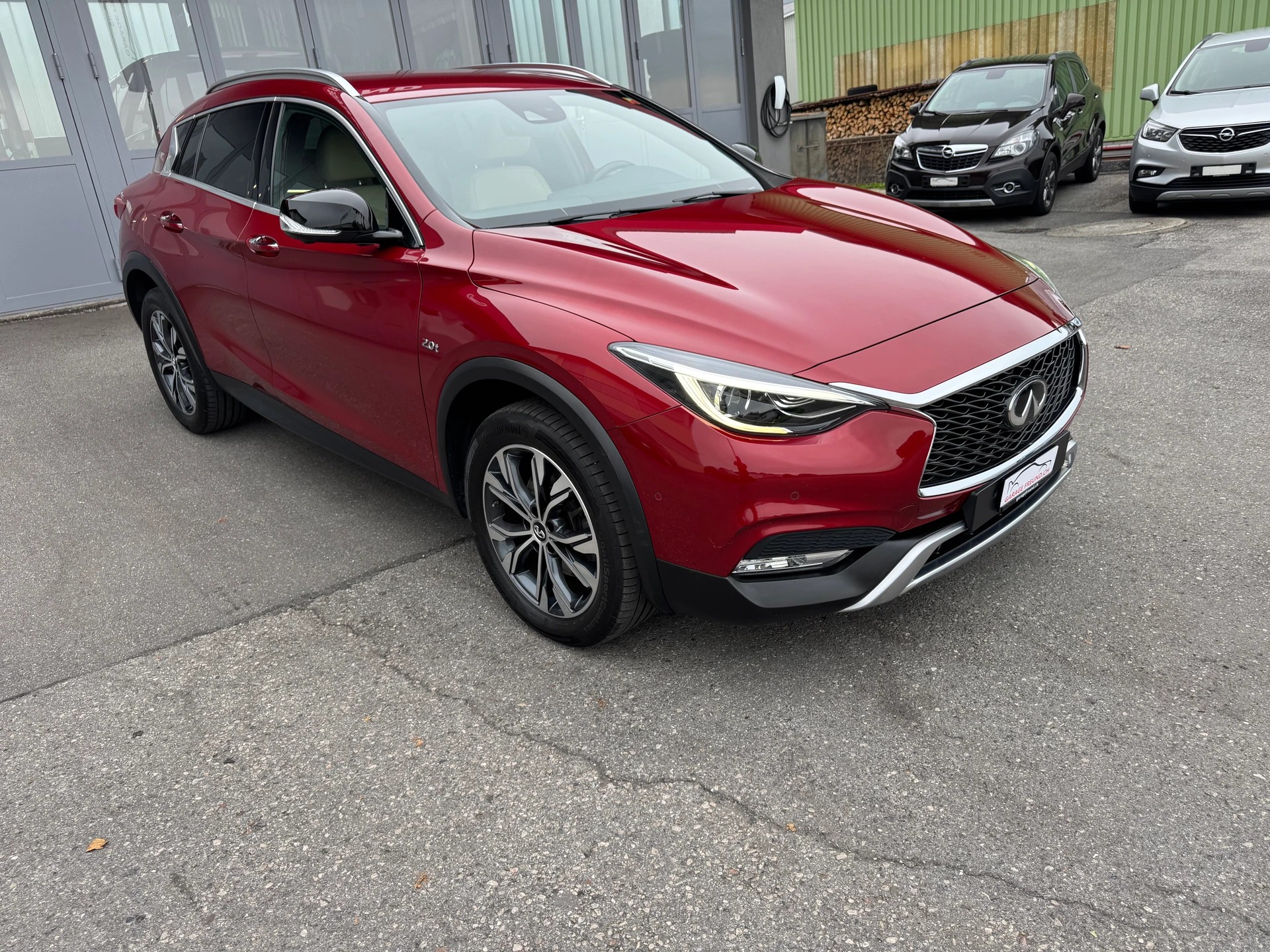 INFINITI QX30 2.0t Luxe Tech AWD DCT AWD-image-1