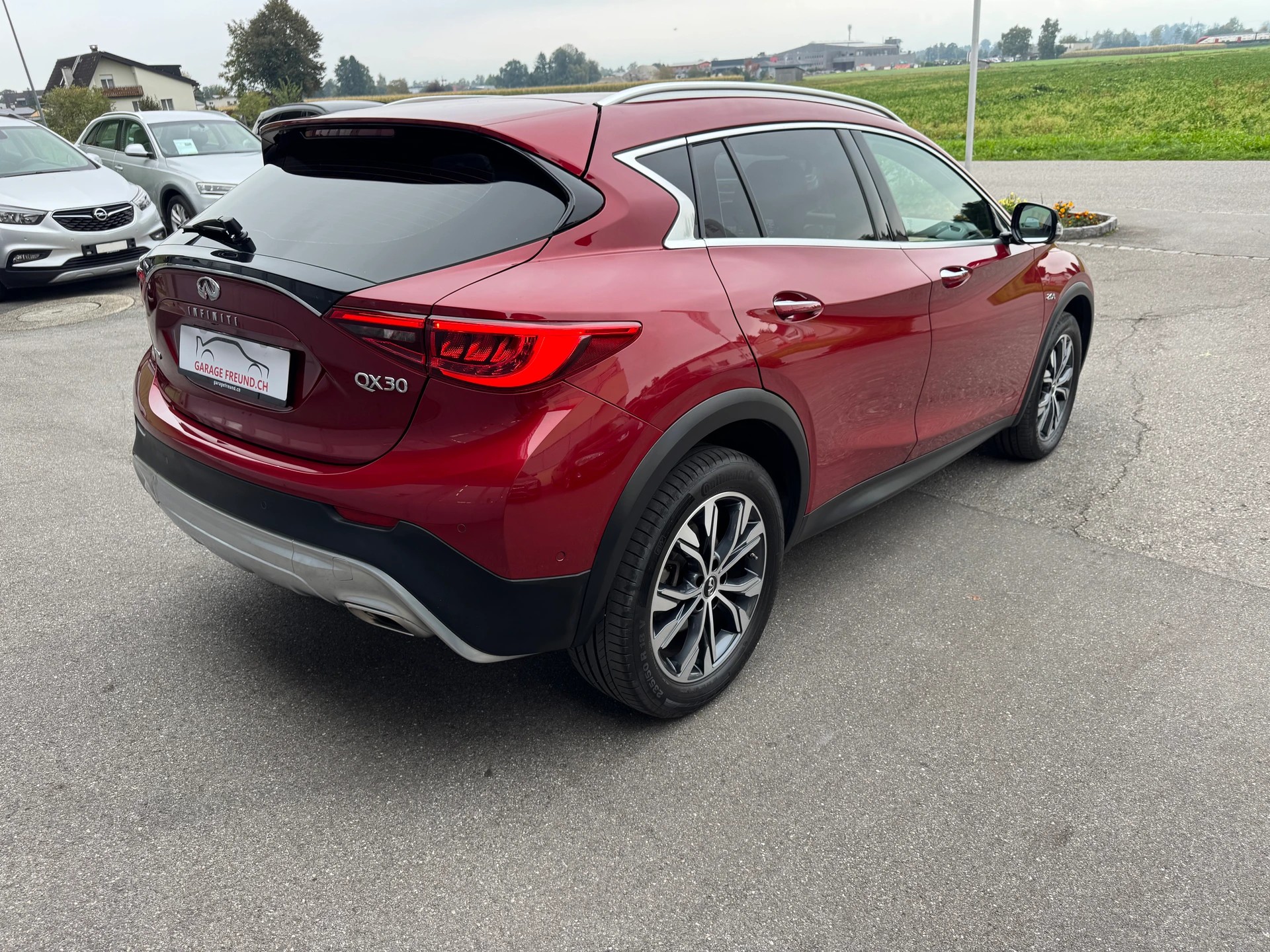 INFINITI QX30 2.0t Luxe Tech AWD DCT AWD-image-13