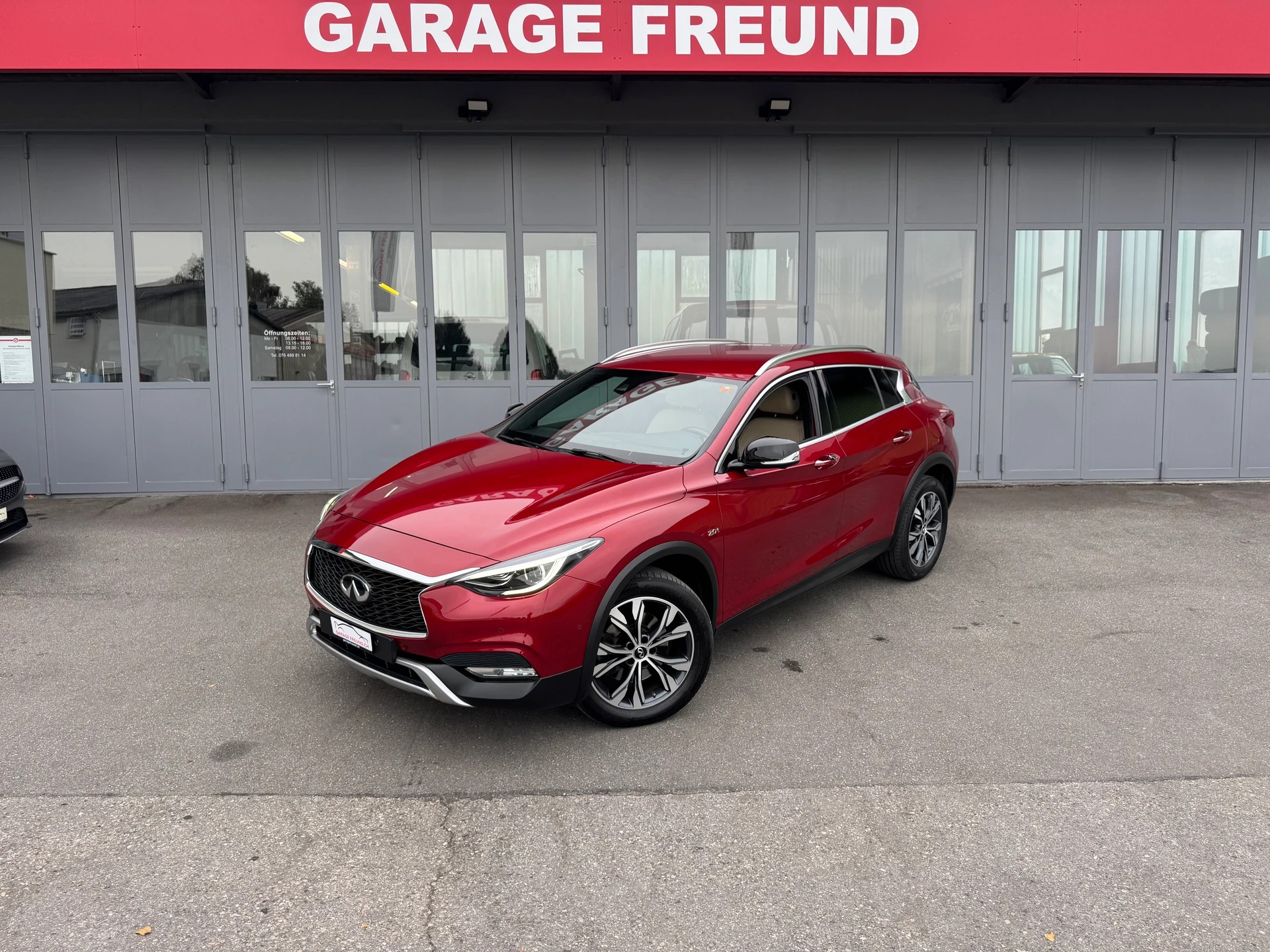 INFINITI QX30 2.0t Luxe Tech AWD DCT AWD-image-3