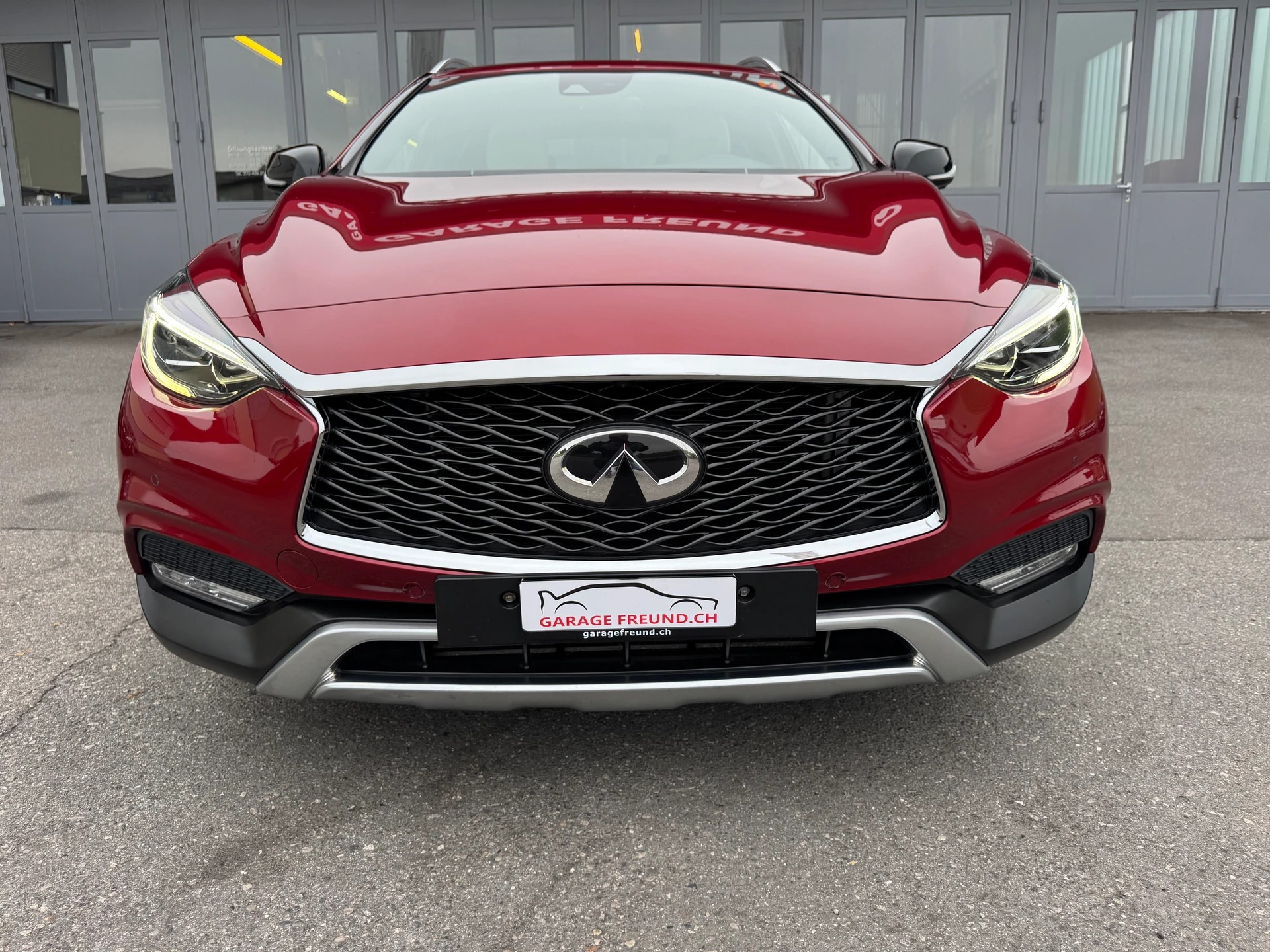 INFINITI QX30 2.0t Luxe Tech AWD DCT AWD-image-2