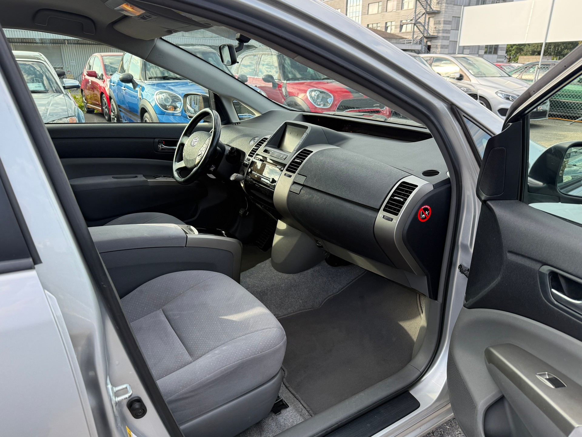 TOYOTA Prius 1.5 16V Hybrid Limited / Frisch ab MFK & Service / Rückfahrkamera / Navi / Keyless Go / Bluetooth-image-6
