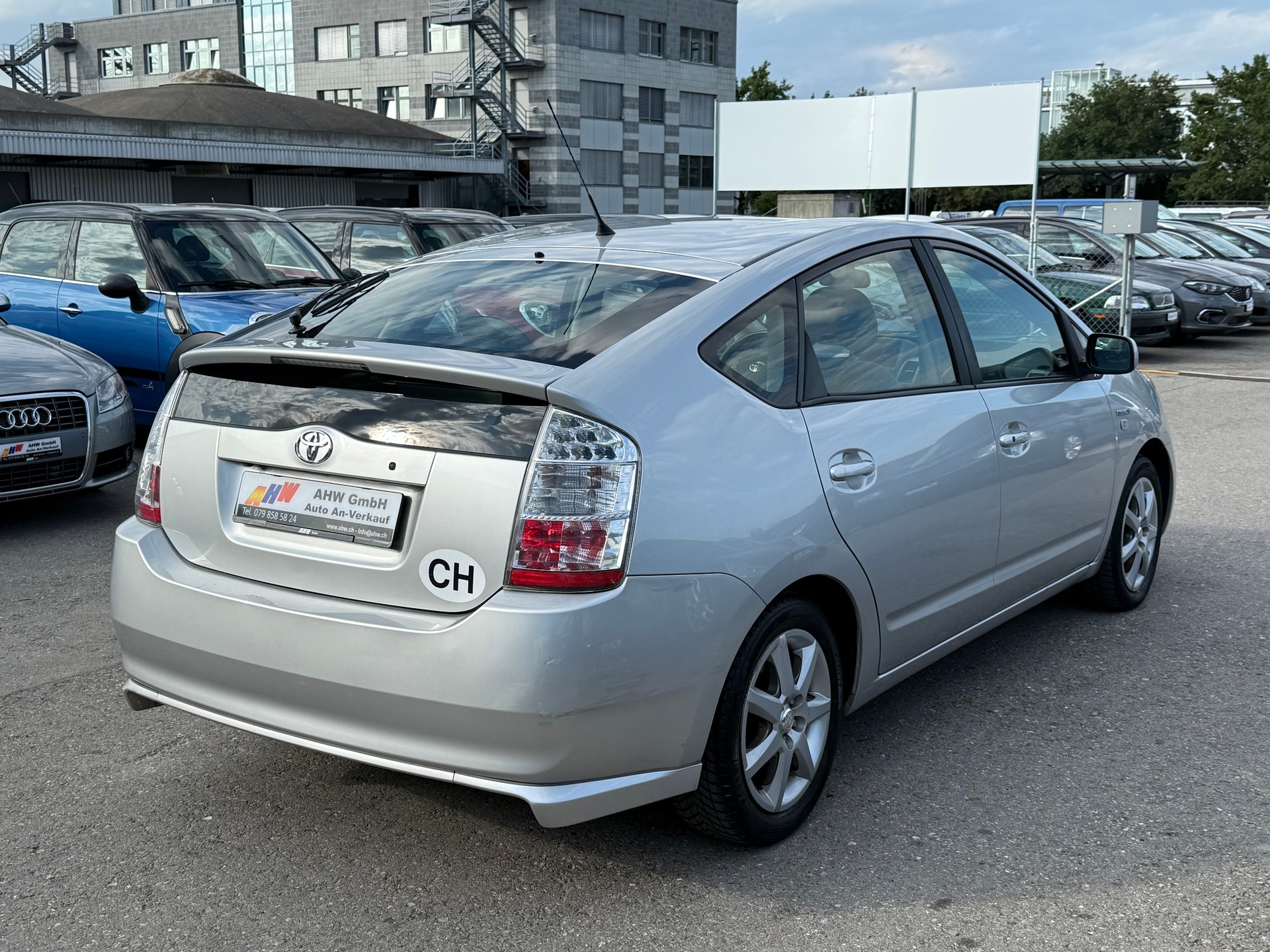 TOYOTA Prius 1.5 16V Hybrid Limited / Frisch ab MFK & Service / Rückfahrkamera / Navi / Keyless Go / Bluetooth-image-3