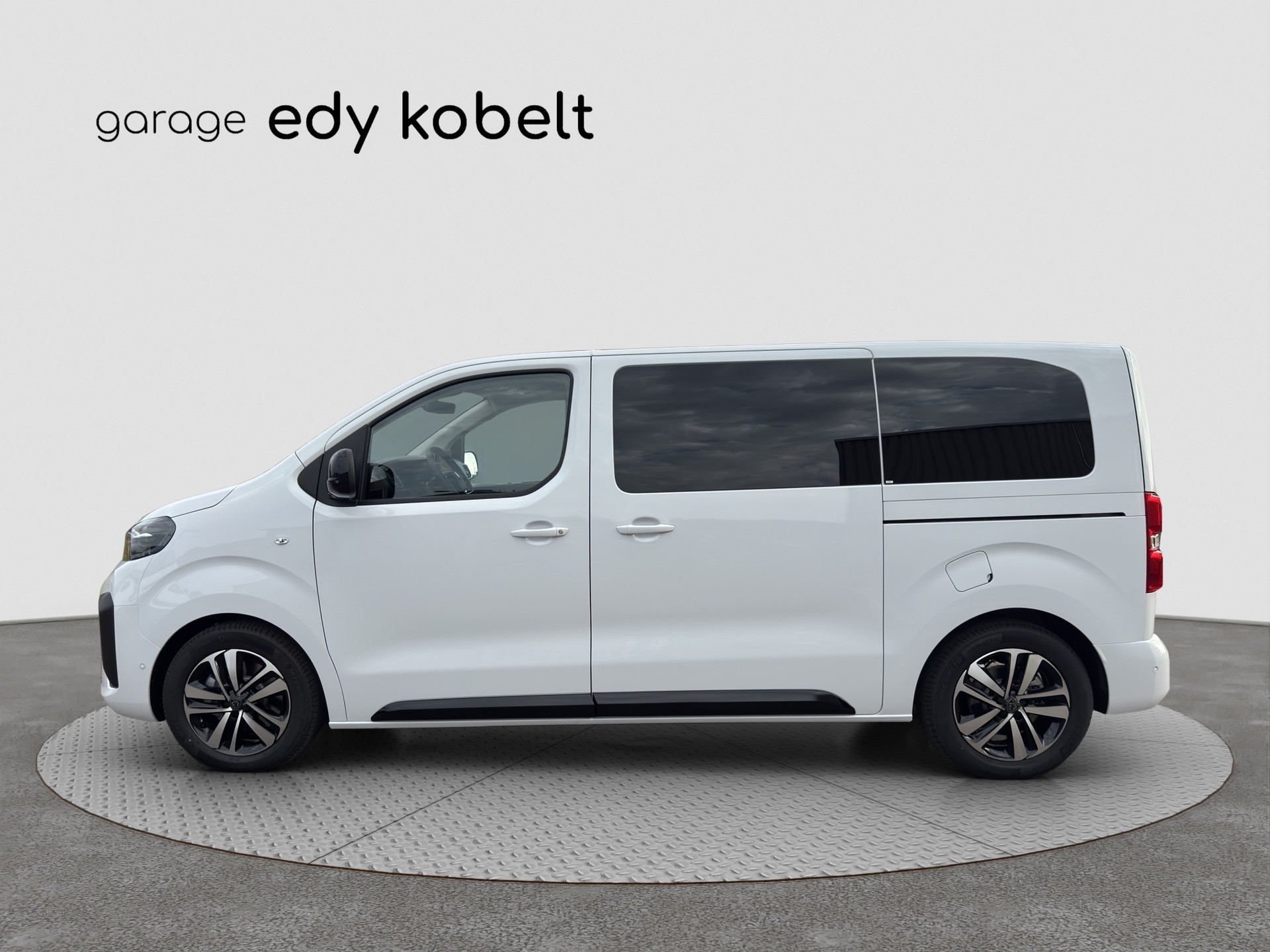 PEUGEOT Traveller 2.2 BlueHDi Family Edition Standard EAT8-image-1