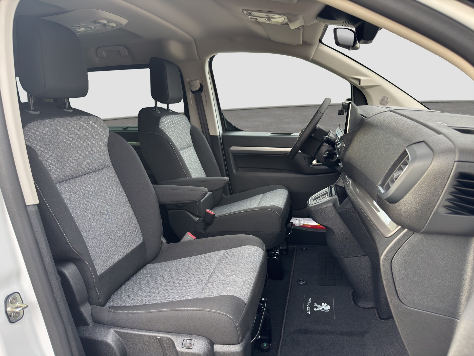 PEUGEOT Traveller 2.2 BlueHDi Family Edition Standard EAT8-image-12