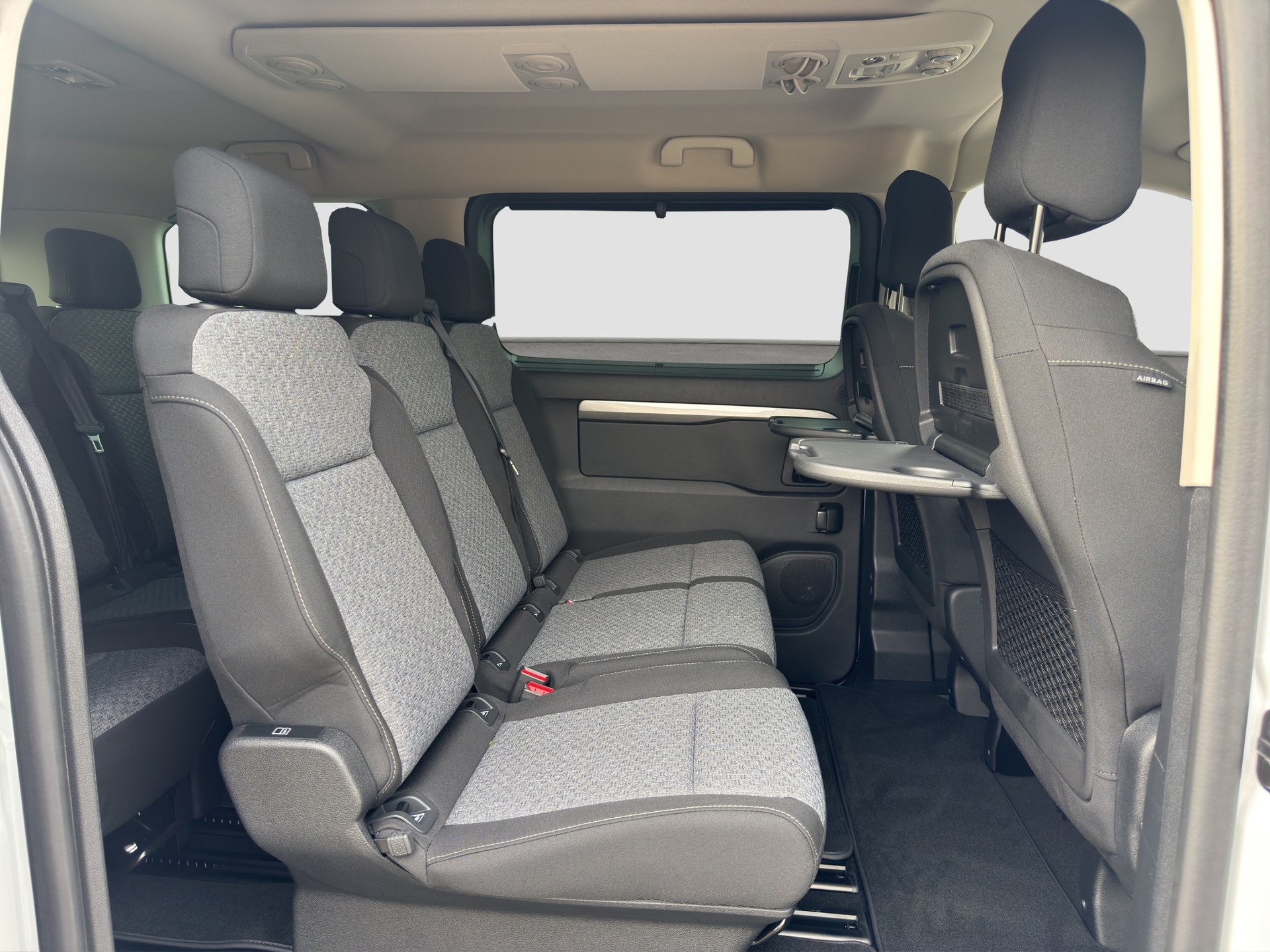 PEUGEOT Traveller 2.2 BlueHDi Family Edition Standard EAT8-image-13