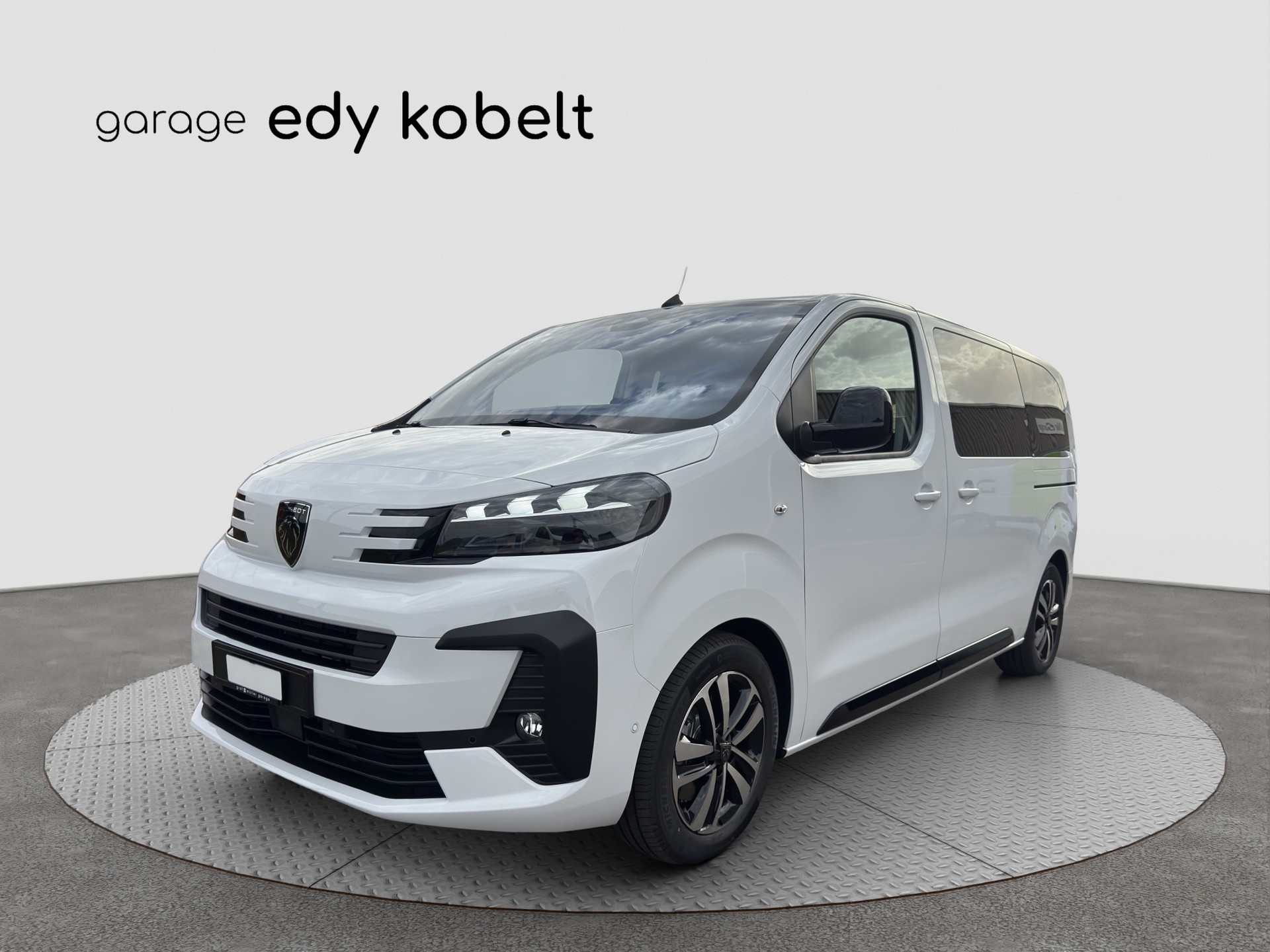 PEUGEOT Traveller 2.2 BlueHDi Family Edition Standard EAT8-image-0