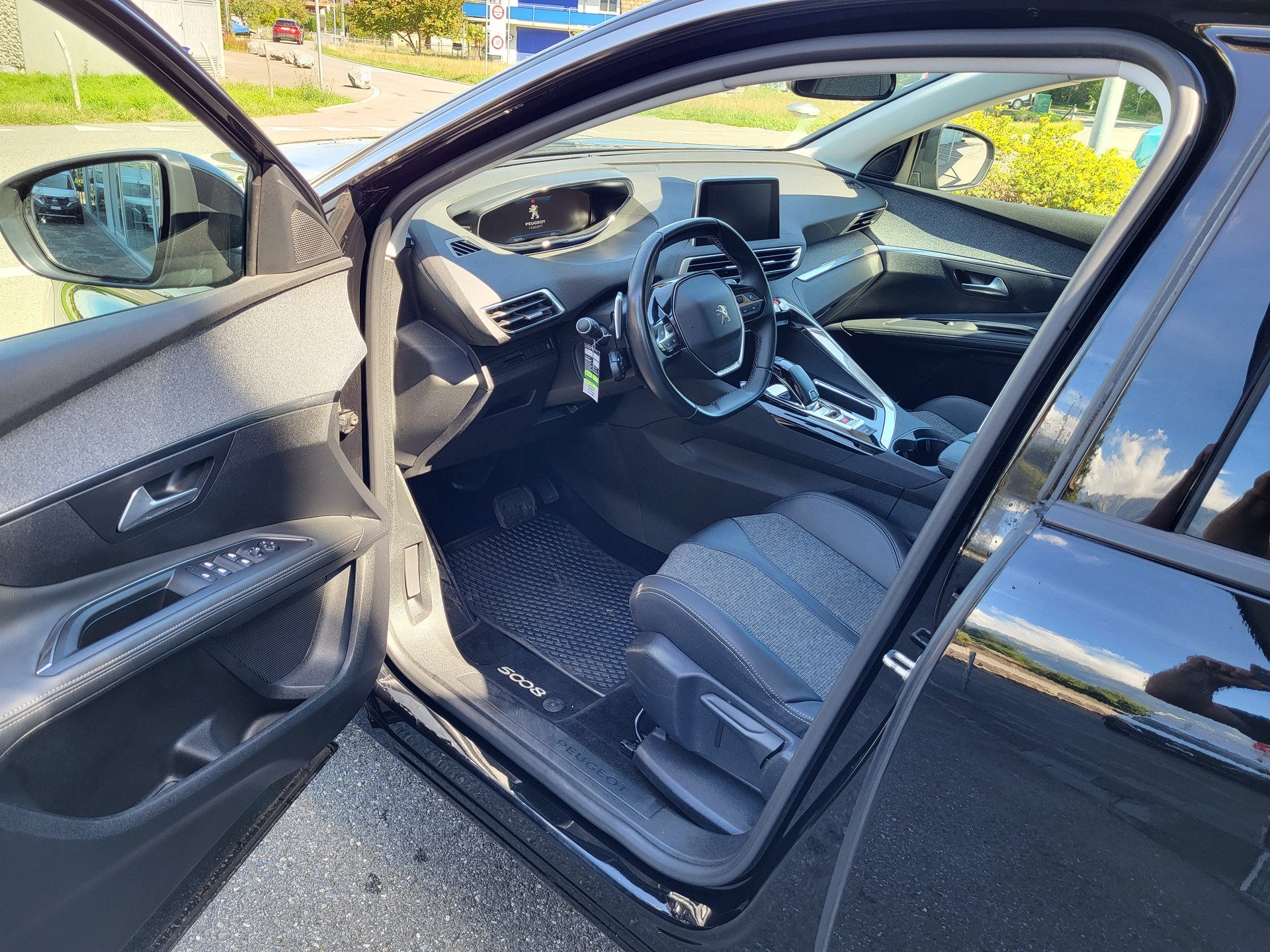 PEUGEOT 5008 1.5 BlueHDi Allure-image-4