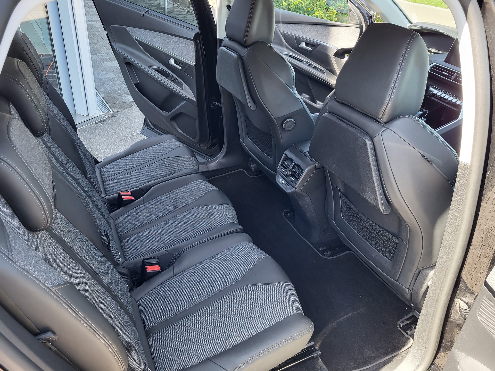 PEUGEOT 5008 1.5 BlueHDi Allure-image-6