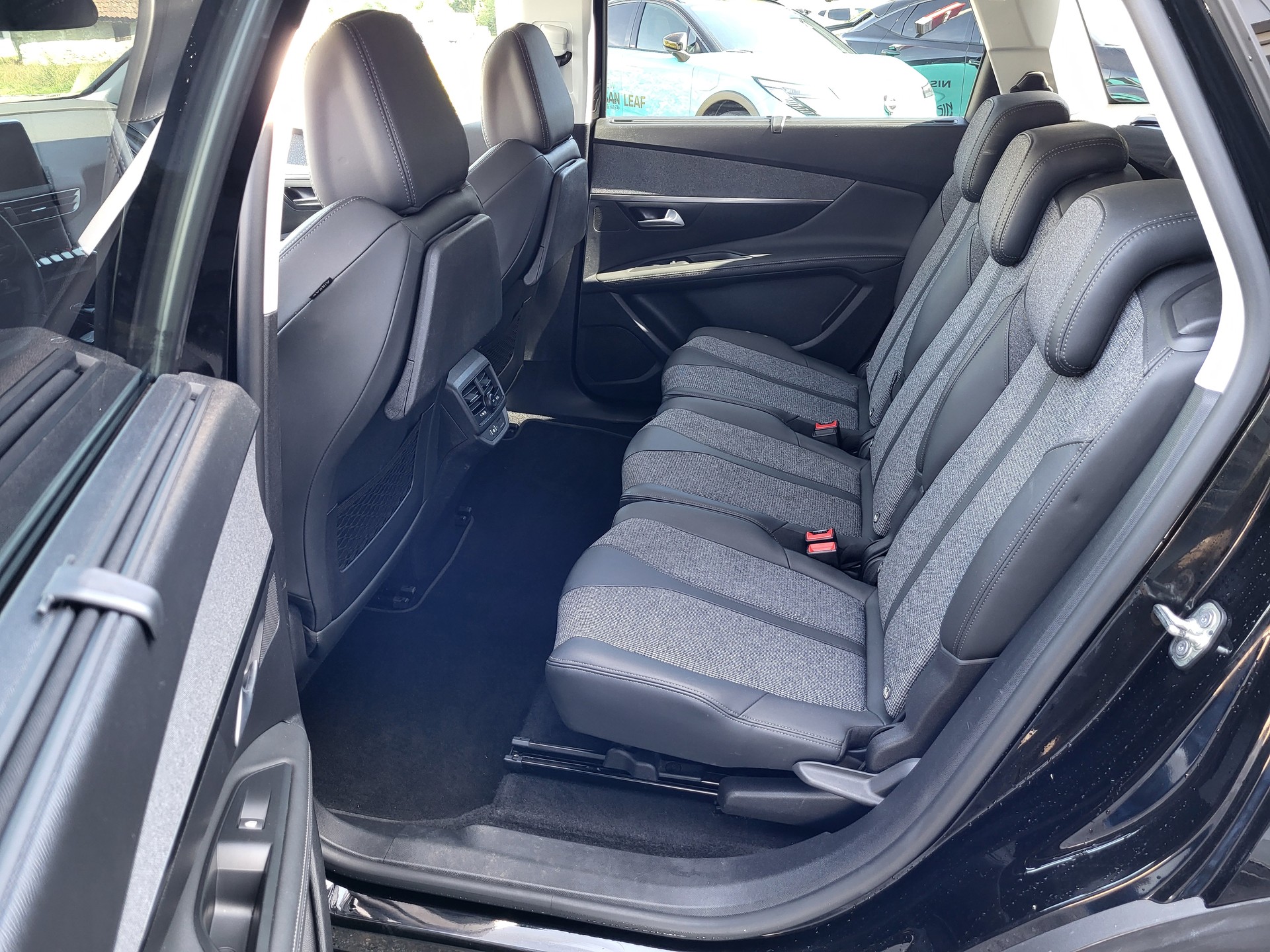 PEUGEOT 5008 1.5 BlueHDi Allure-image-5