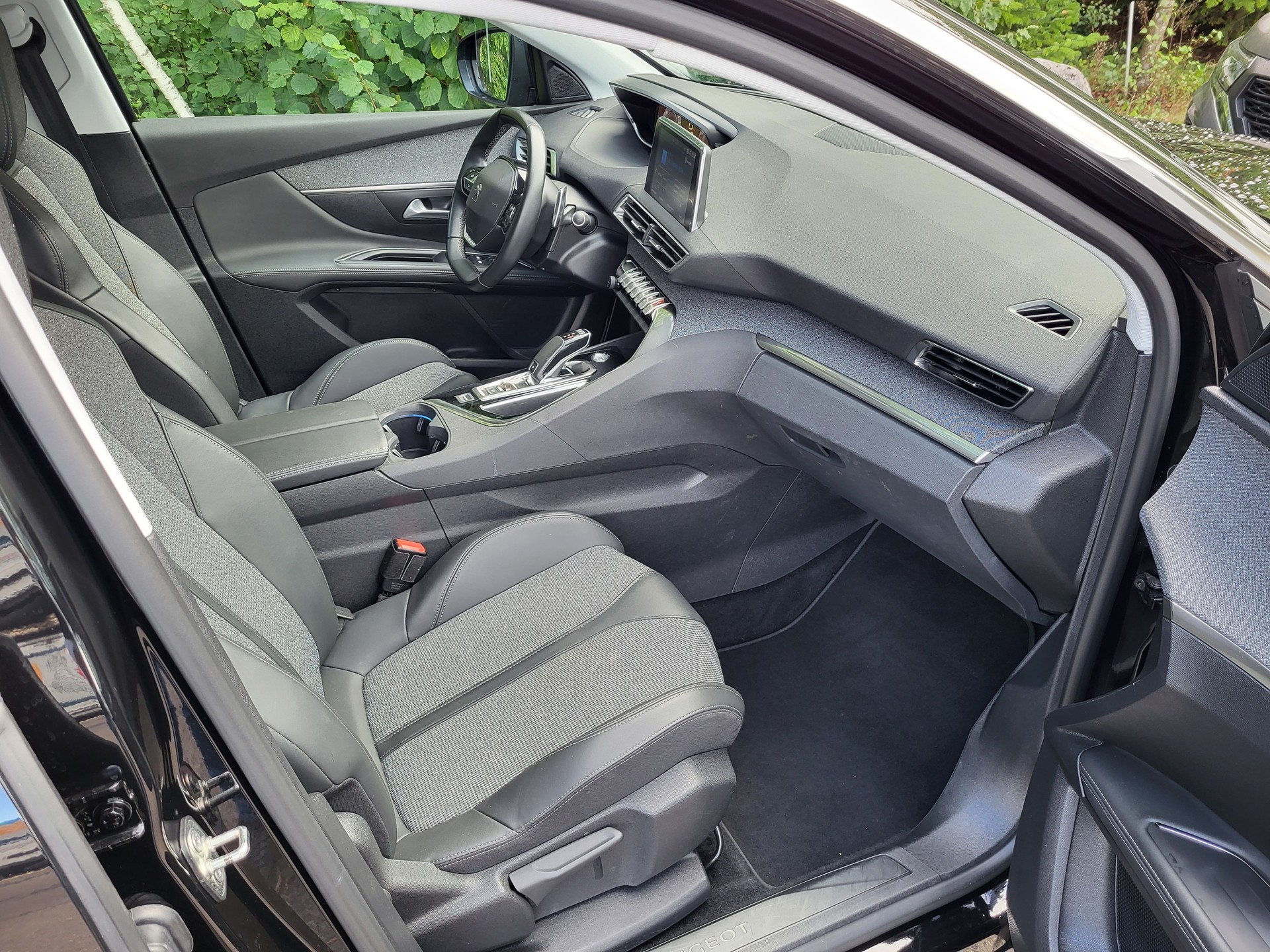 PEUGEOT 5008 1.5 BlueHDi Allure-image-12