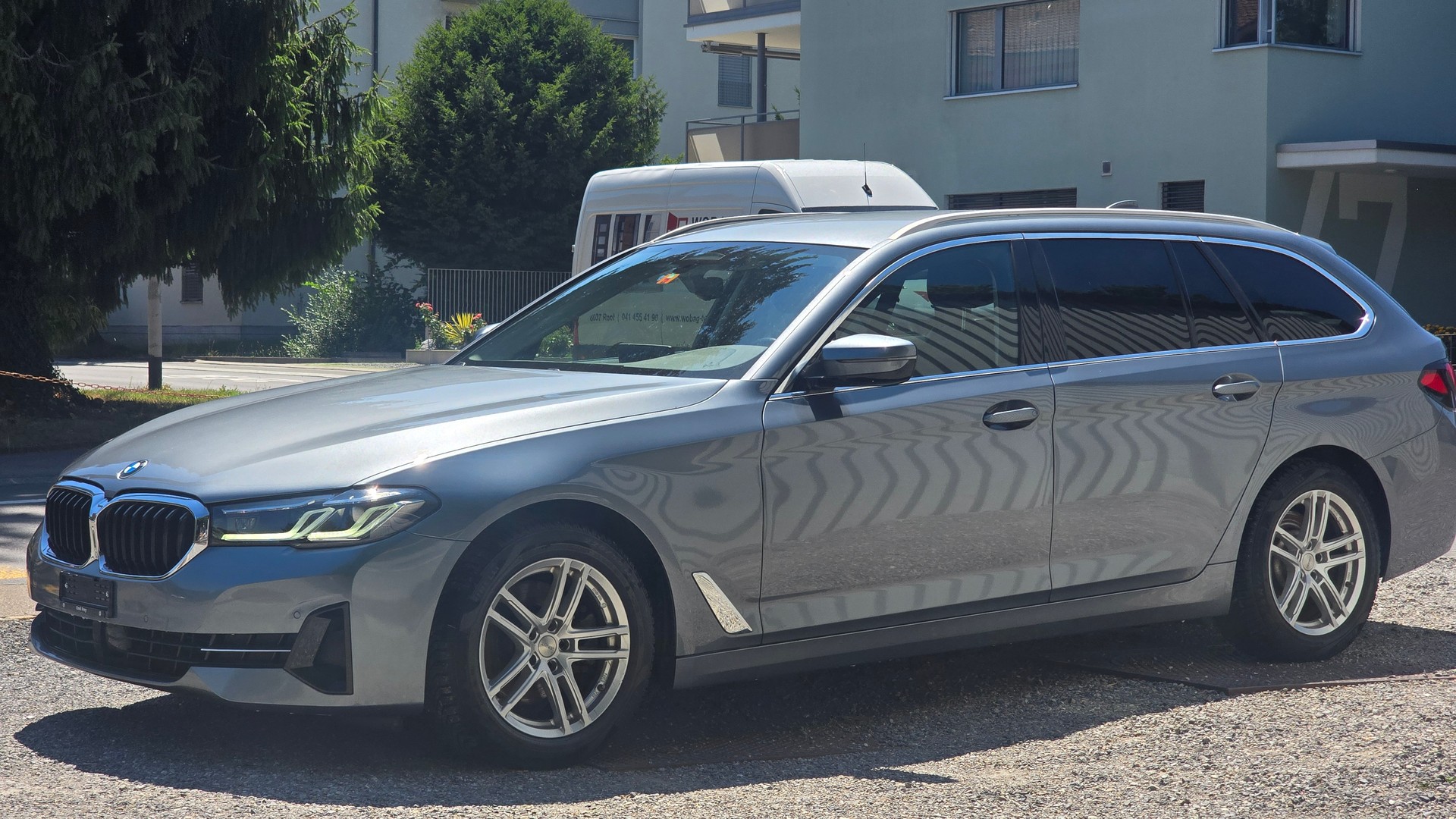 BMW 520d xDrive 48V Touring Steptronic-image-1