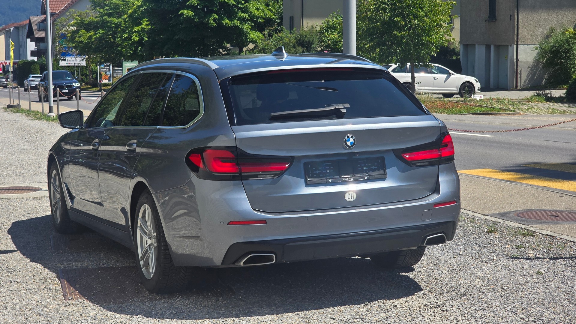BMW 520d xDrive 48V Touring Steptronic-image-4
