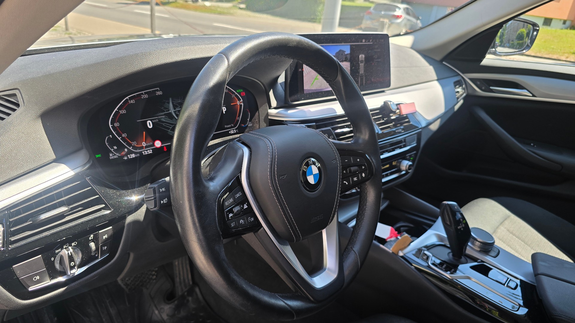BMW 520d xDrive 48V Touring Steptronic-image-11