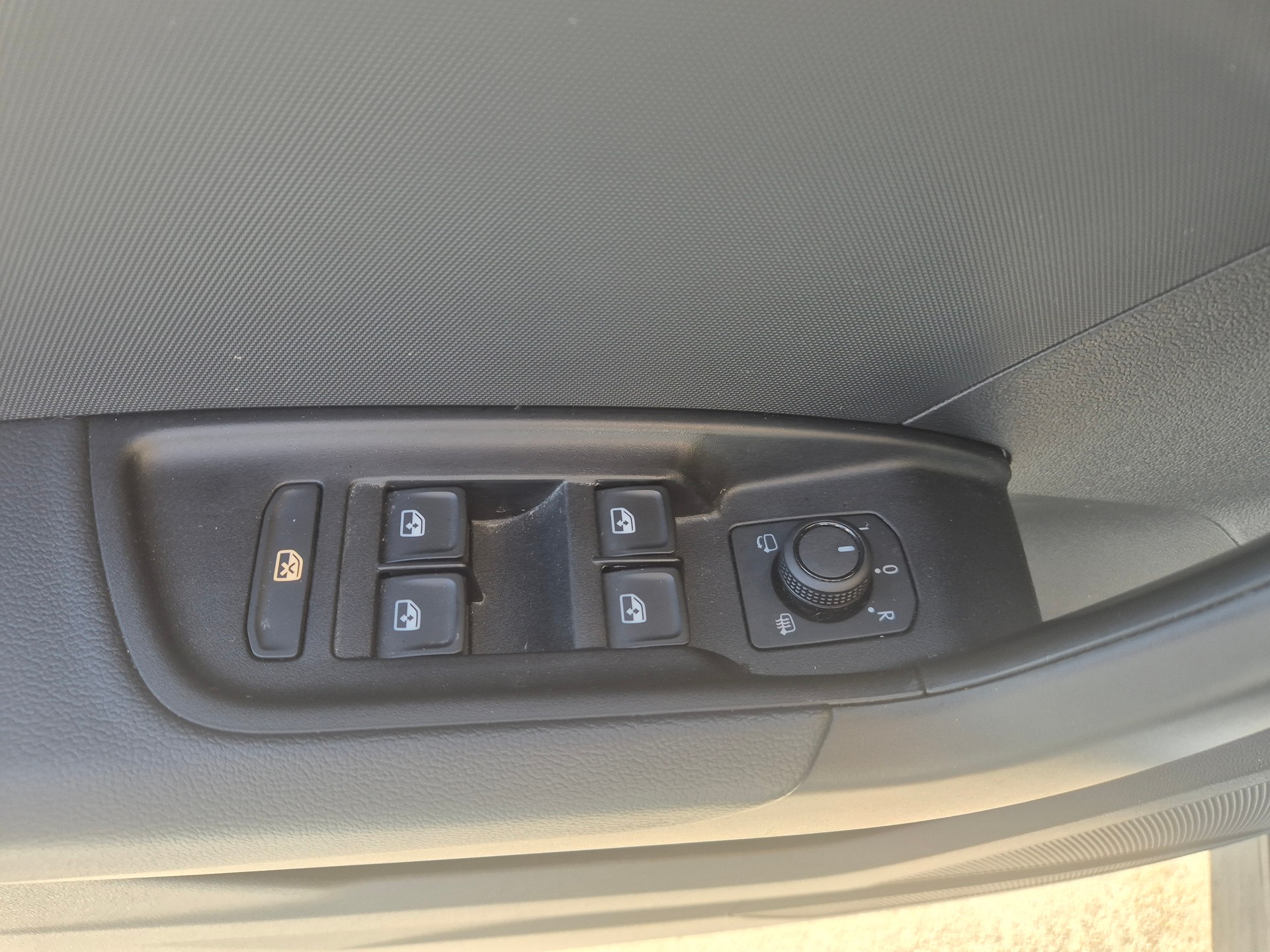 AUDI A1 allstreet 30 TFSI Attraction S-tronic-image-4