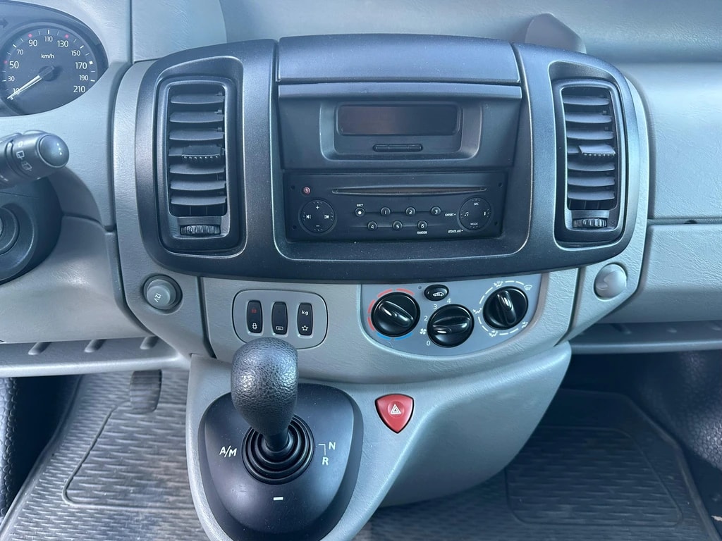 RENAULT Trafic 2.5 dCi 2.9t L1H1-image-9