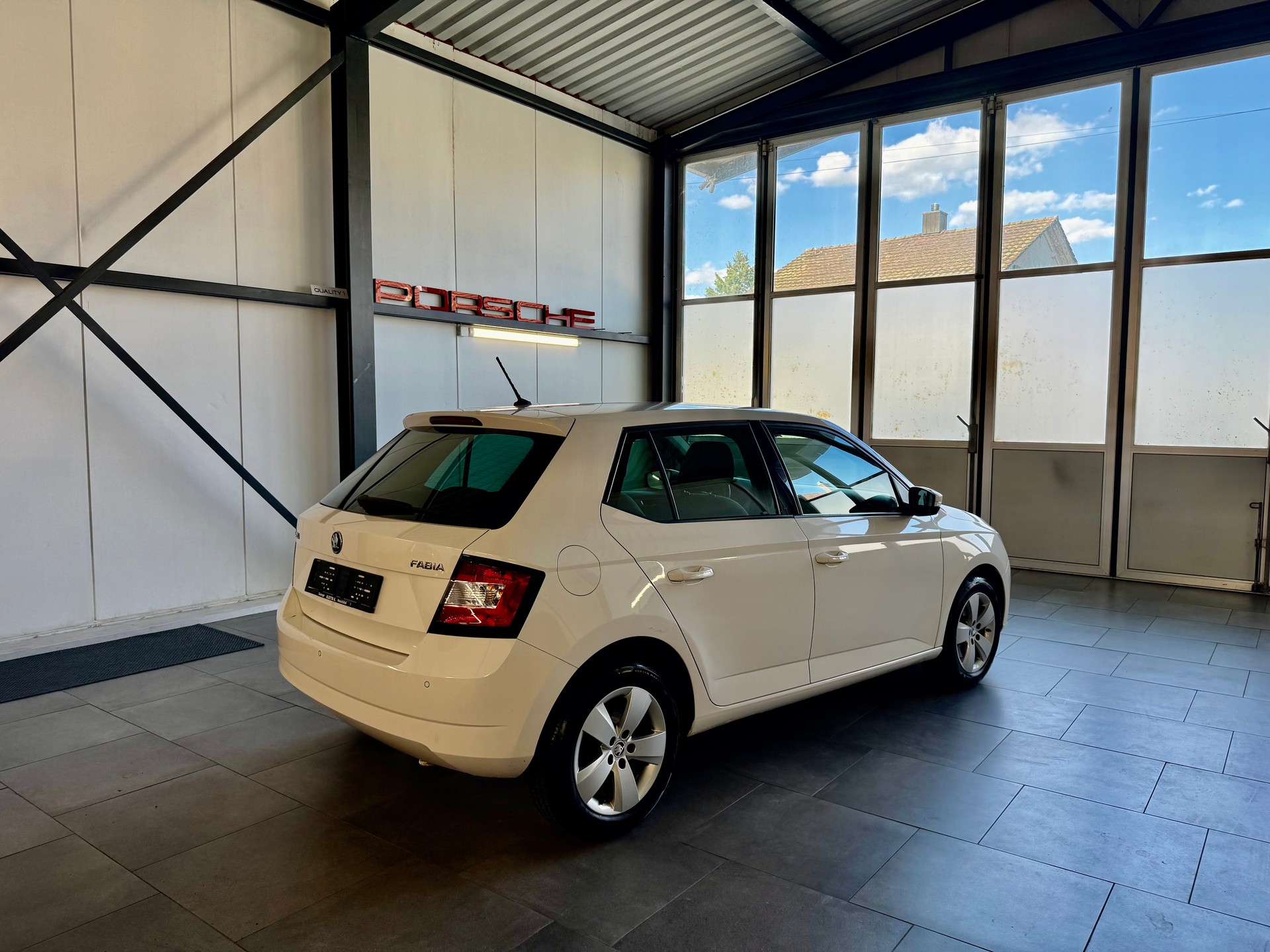 SKODA Fabia 1.2 TSI Sport Ambition-image-3
