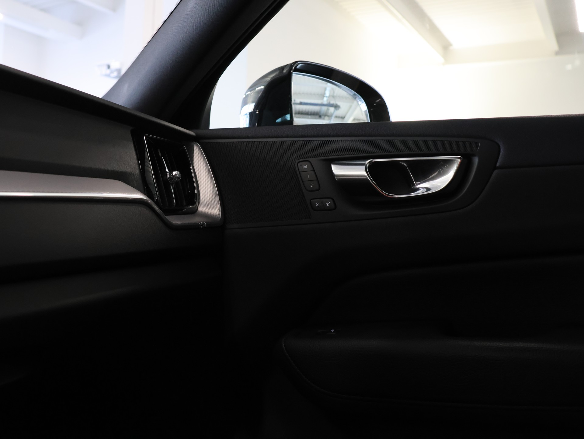 VOLVO XC60 T8 eAWD R-Design Geartronic *WERKSGARANTIE*-image-28