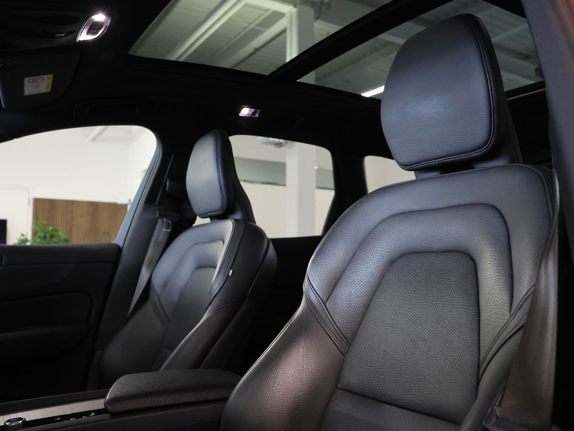 VOLVO XC60 T8 eAWD R-Design Geartronic *WERKSGARANTIE*-image-14