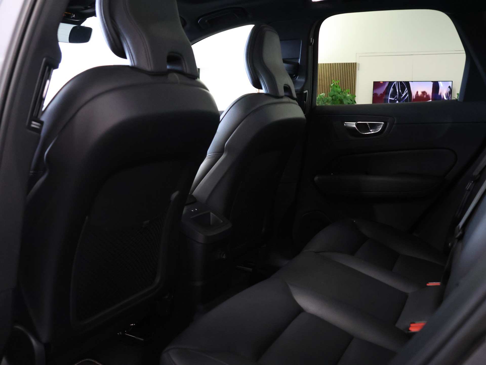 VOLVO XC60 T8 eAWD R-Design Geartronic *WERKSGARANTIE*-image-31