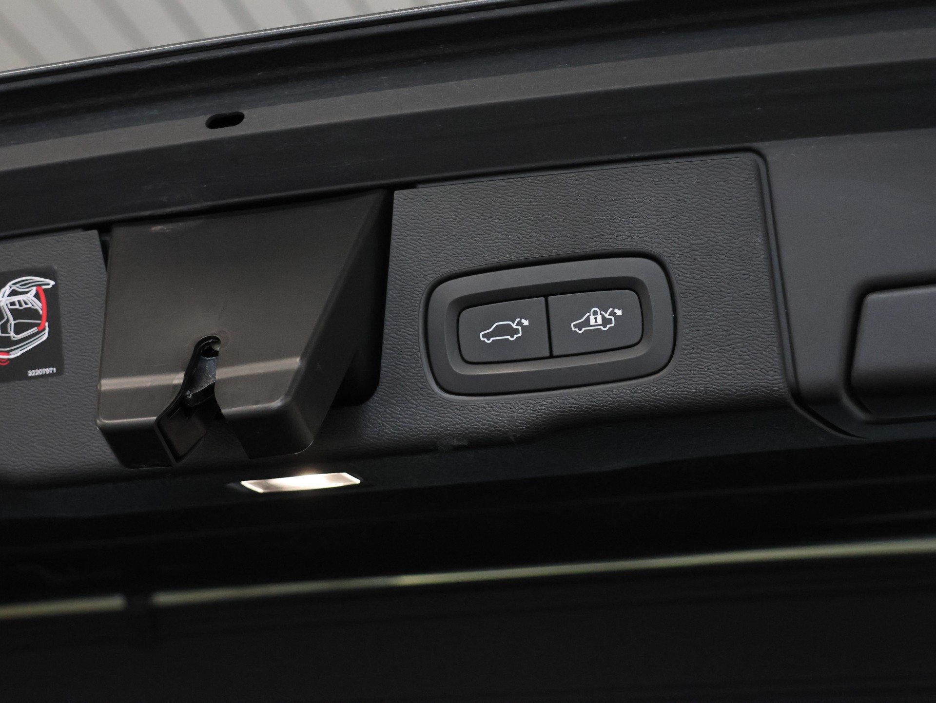 VOLVO XC60 T8 eAWD R-Design Geartronic *WERKSGARANTIE*-image-35